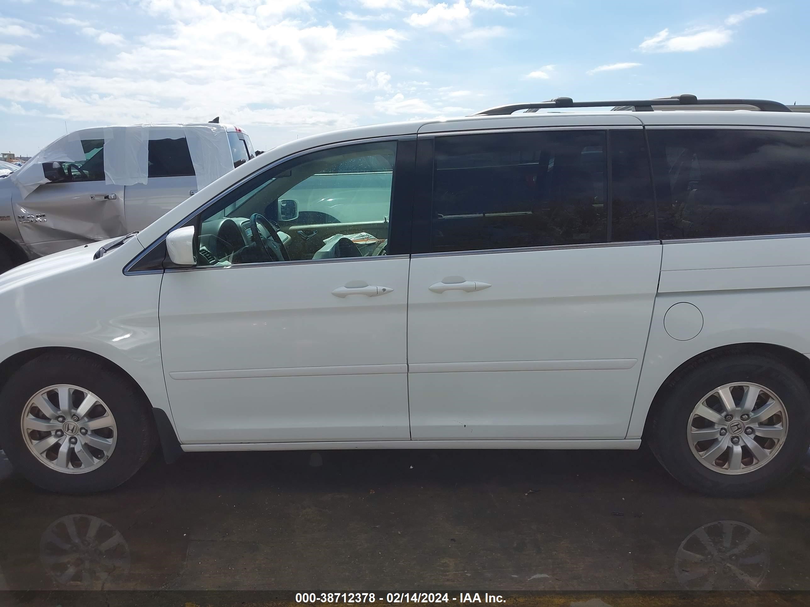 Photo 14 VIN: 5FNRL38658B085665 - HONDA ODYSSEY 