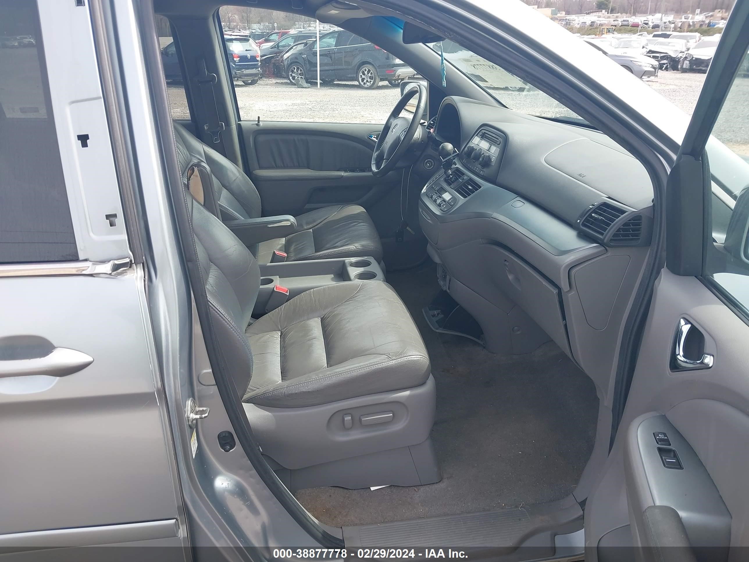 Photo 4 VIN: 5FNRL38658B092518 - HONDA ODYSSEY 