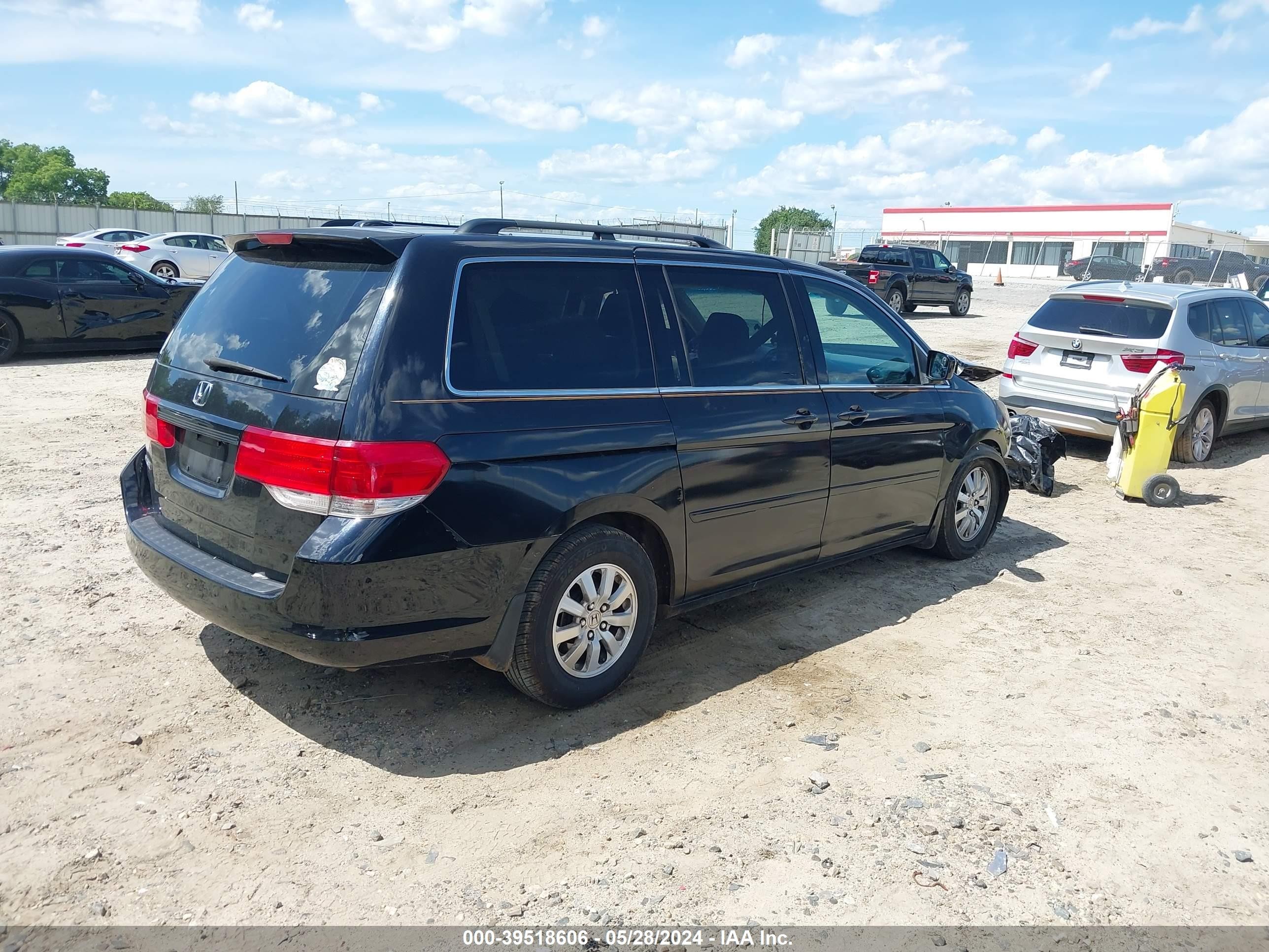 Photo 3 VIN: 5FNRL386X8B038731 - HONDA ODYSSEY 