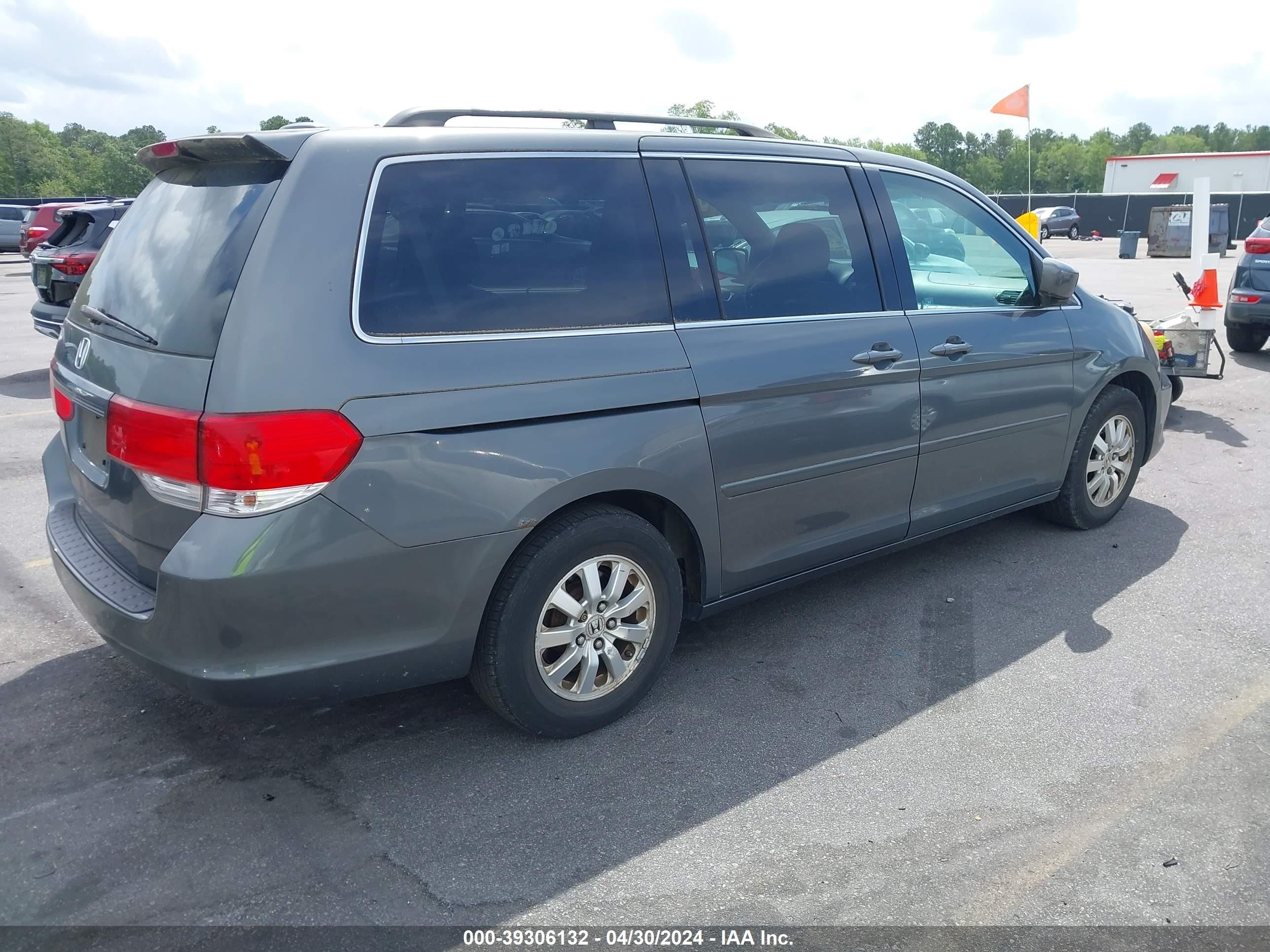 Photo 3 VIN: 5FNRL386X8B077822 - HONDA ODYSSEY 