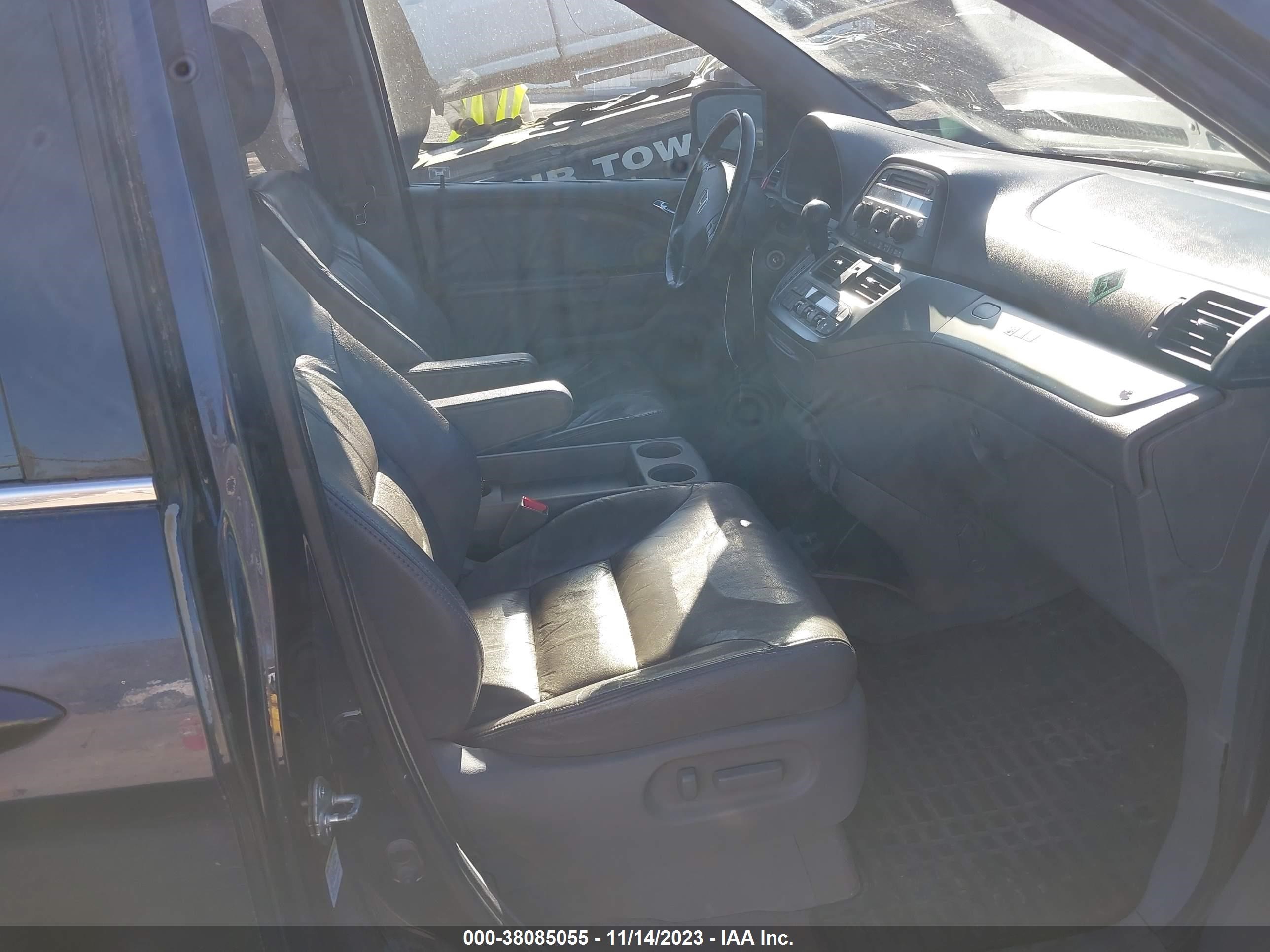 Photo 4 VIN: 5FNRL386X8B096323 - HONDA ODYSSEY 