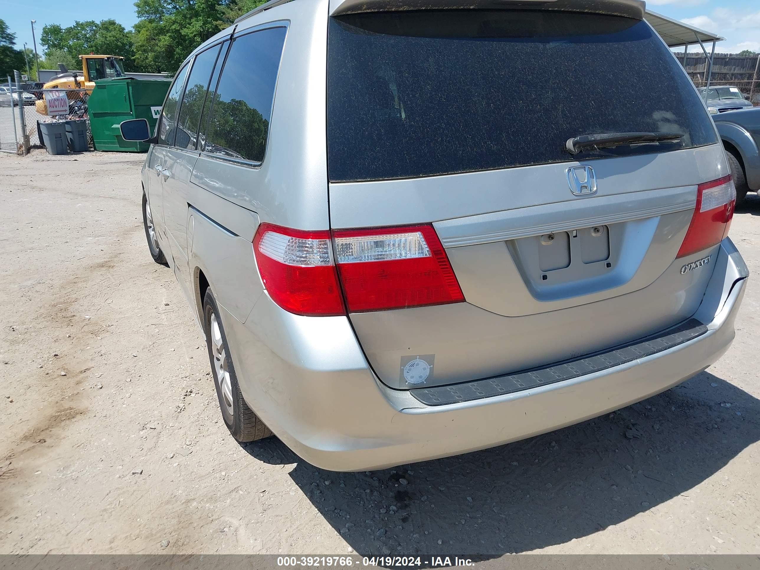 Photo 2 VIN: 5FNRL38705B005256 - HONDA ODYSSEY 