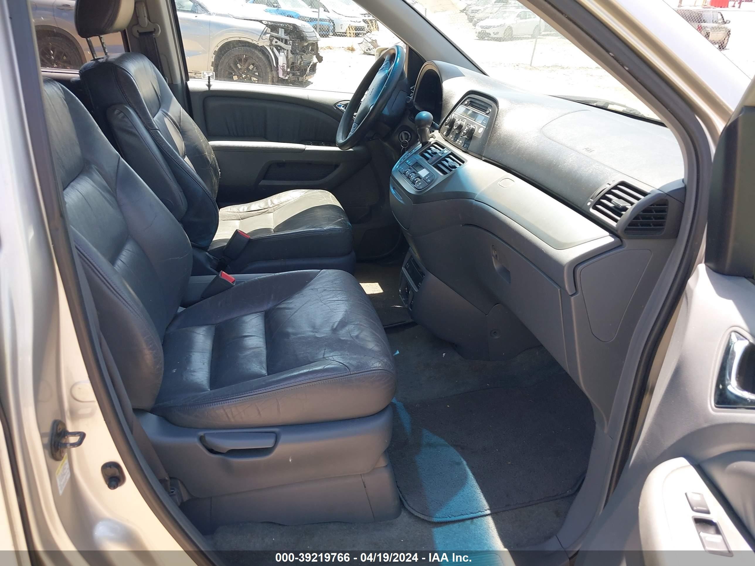 Photo 4 VIN: 5FNRL38705B005256 - HONDA ODYSSEY 