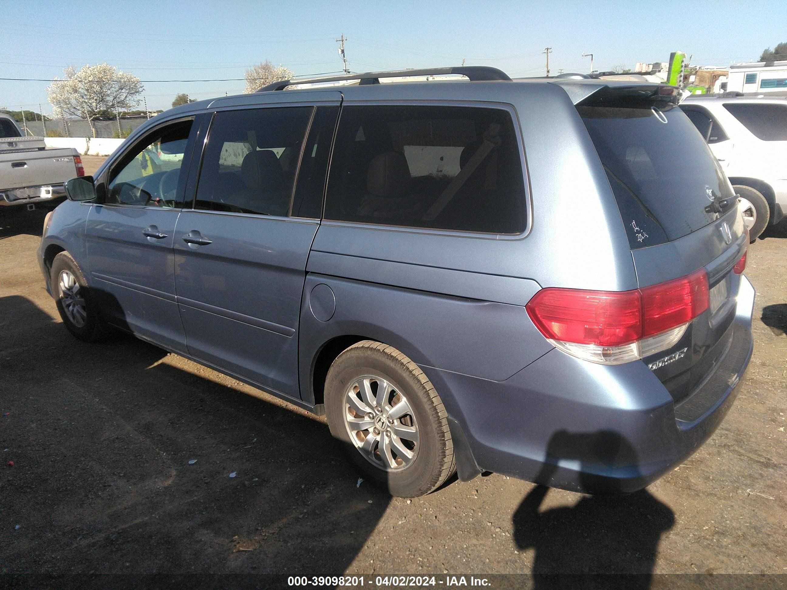 Photo 2 VIN: 5FNRL38708B061847 - HONDA ODYSSEY 