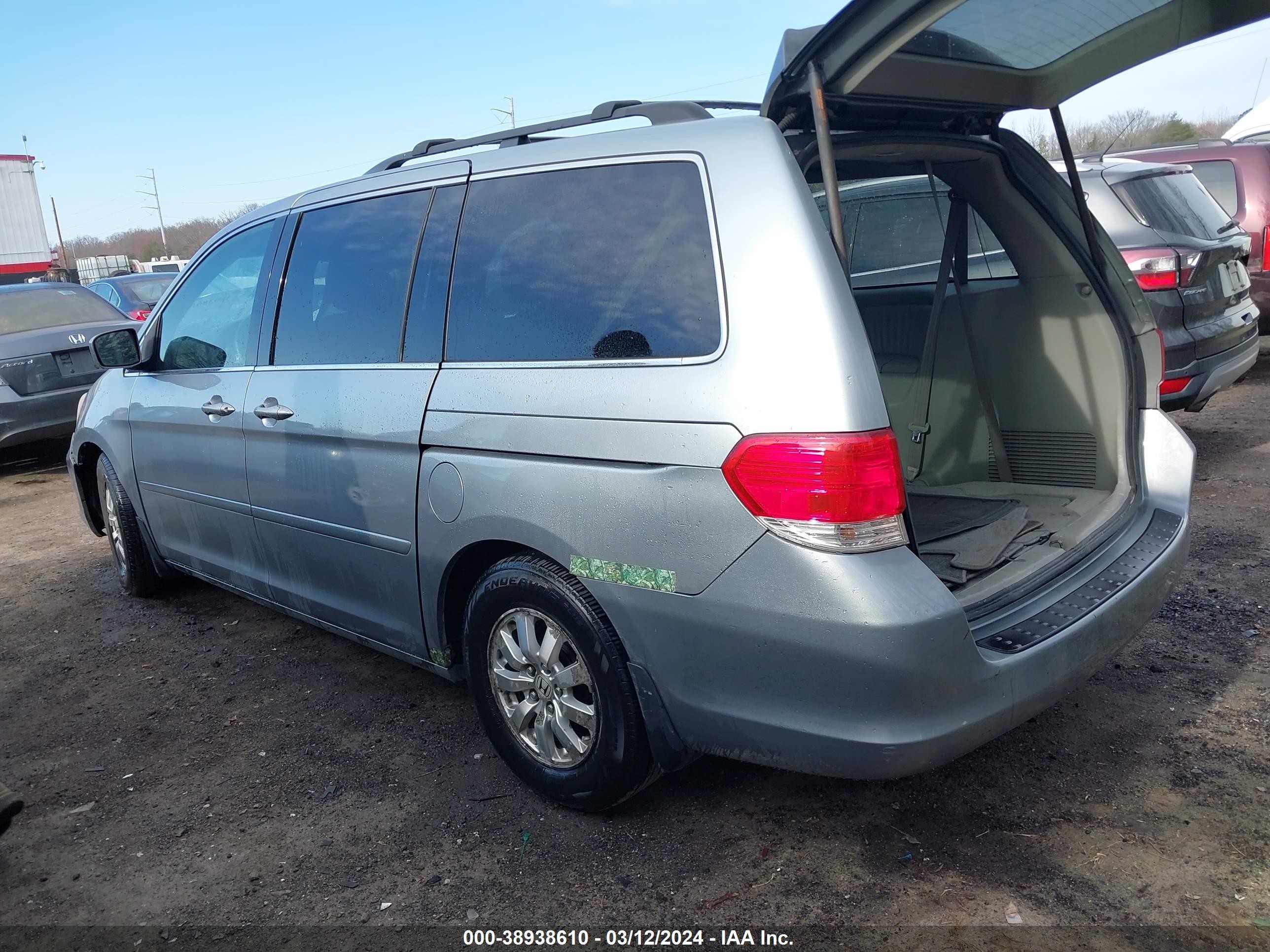 Photo 2 VIN: 5FNRL38748B026227 - HONDA ODYSSEY 