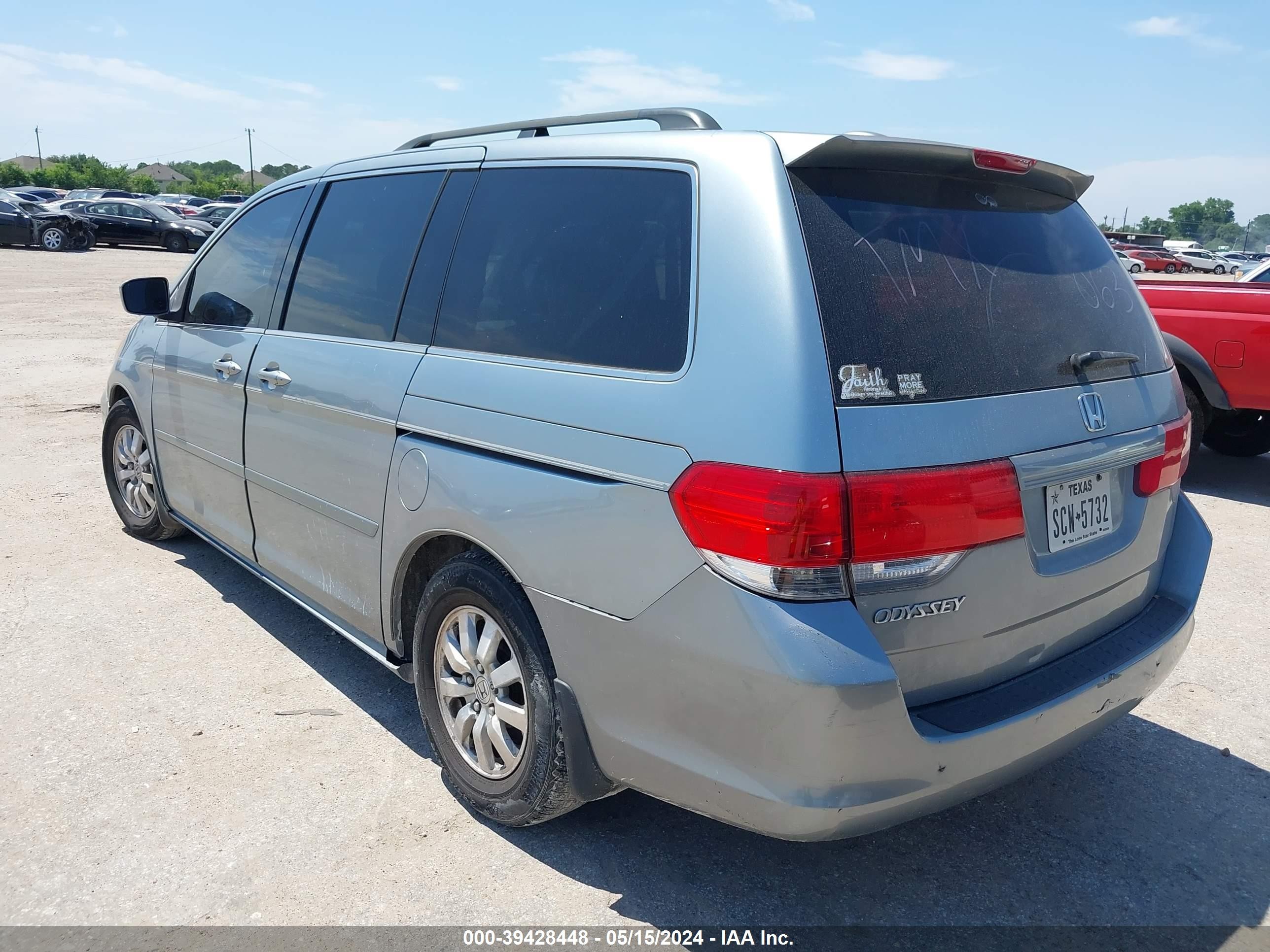 Photo 2 VIN: 5FNRL387X8B050631 - HONDA ODYSSEY 