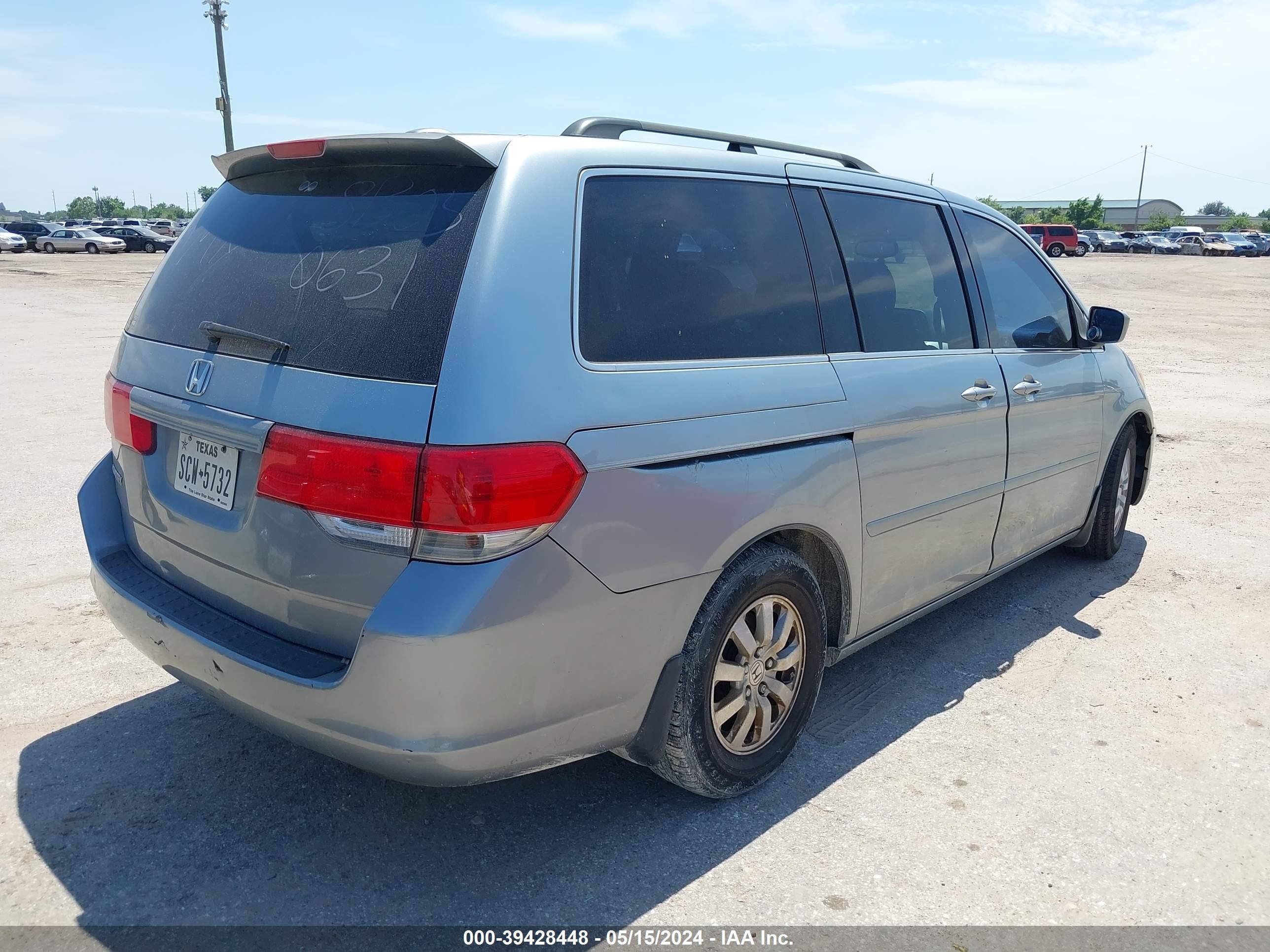 Photo 3 VIN: 5FNRL387X8B050631 - HONDA ODYSSEY 