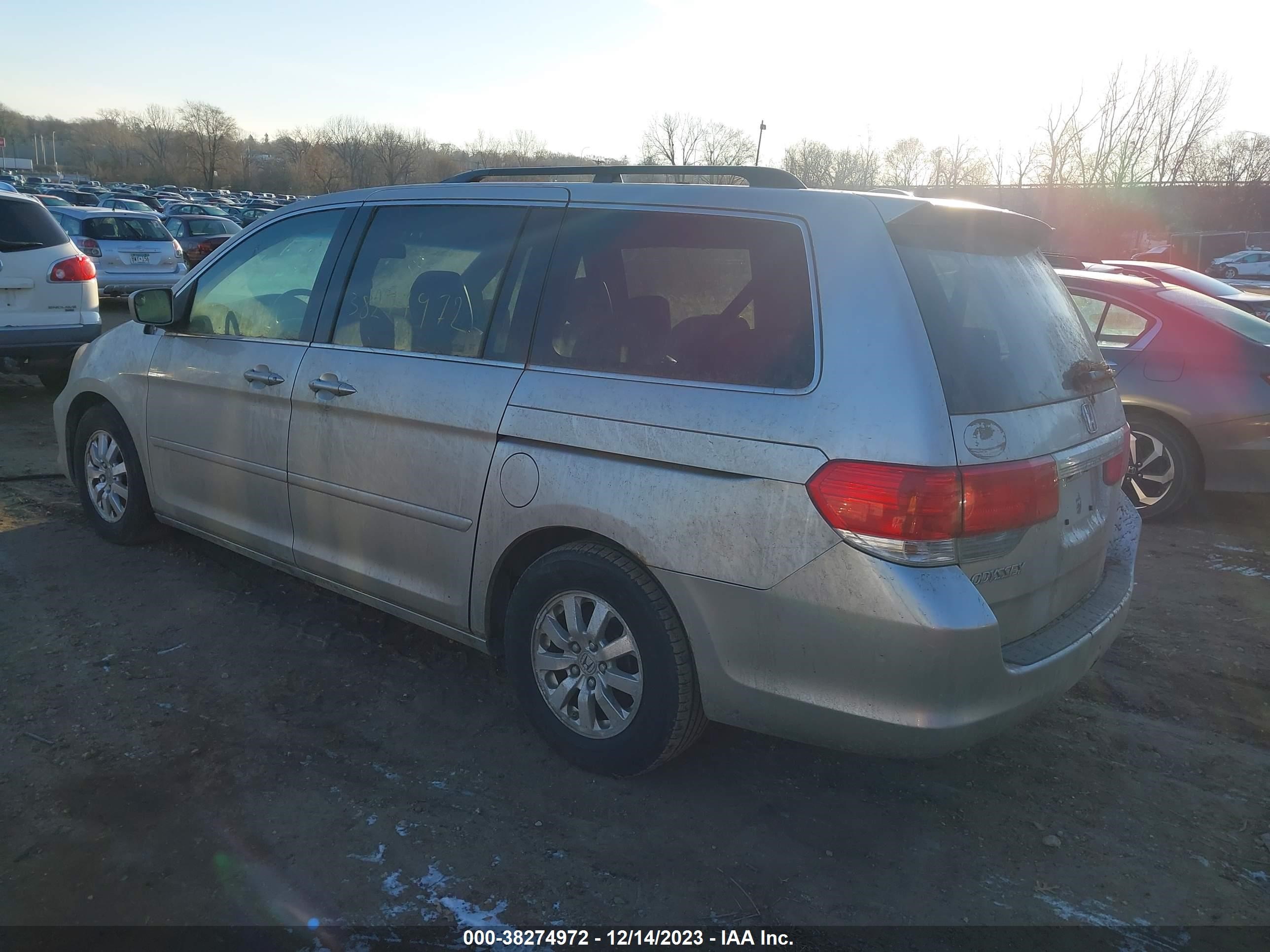 Photo 2 VIN: 5FNRL387X8B402820 - HONDA ODYSSEY 