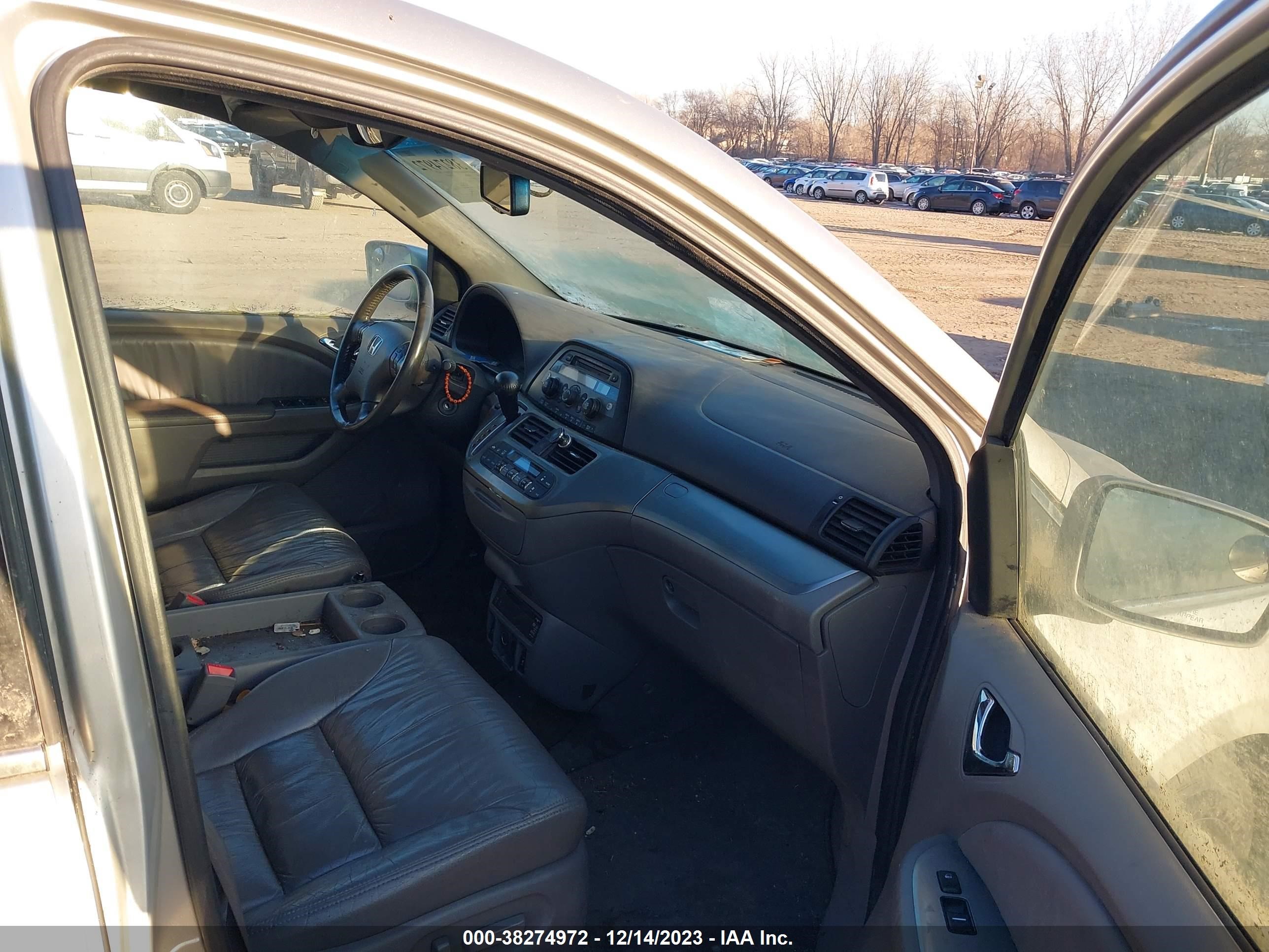 Photo 4 VIN: 5FNRL387X8B402820 - HONDA ODYSSEY 