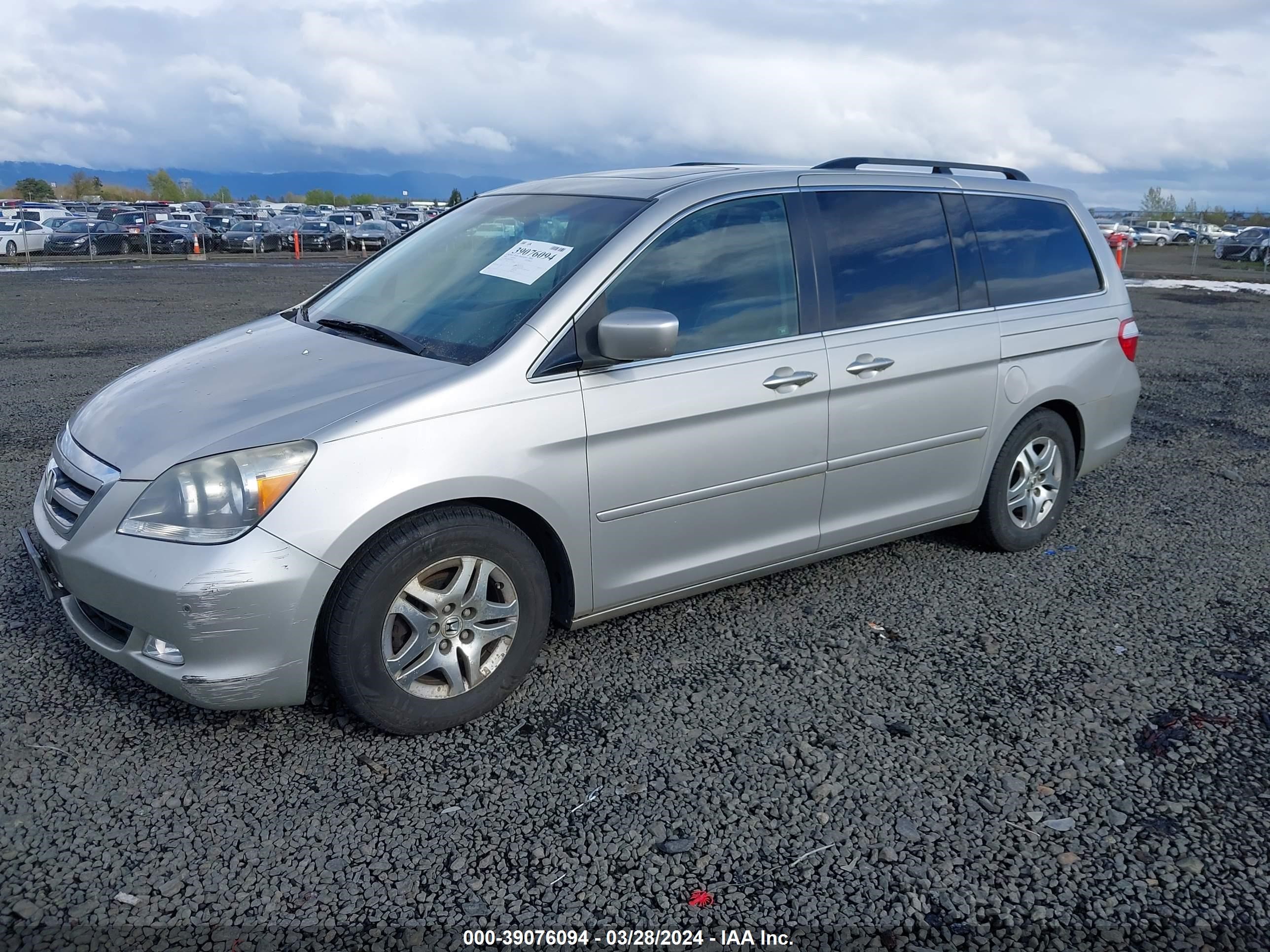 Photo 1 VIN: 5FNRL38805B068415 - HONDA ODYSSEY 