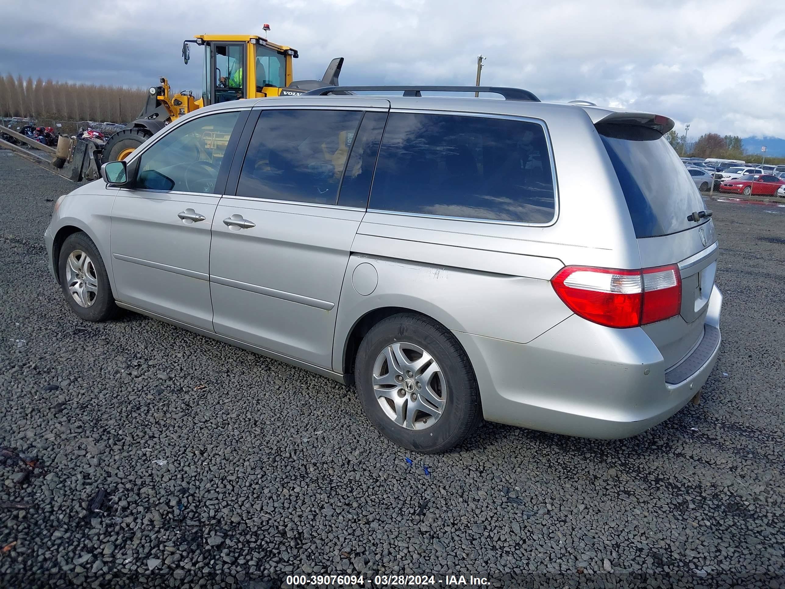 Photo 2 VIN: 5FNRL38805B068415 - HONDA ODYSSEY 