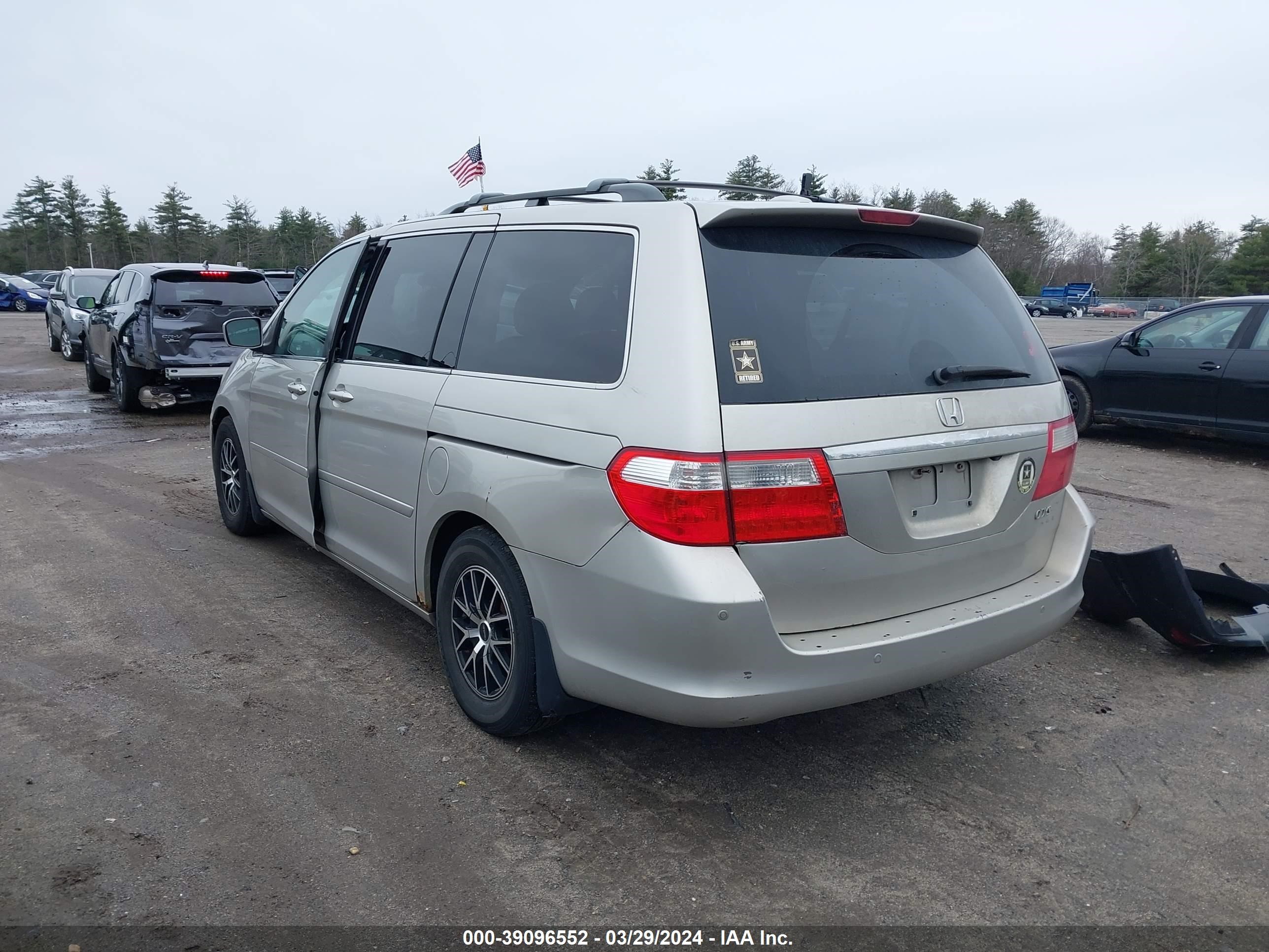 Photo 2 VIN: 5FNRL38805B075820 - HONDA ODYSSEY 