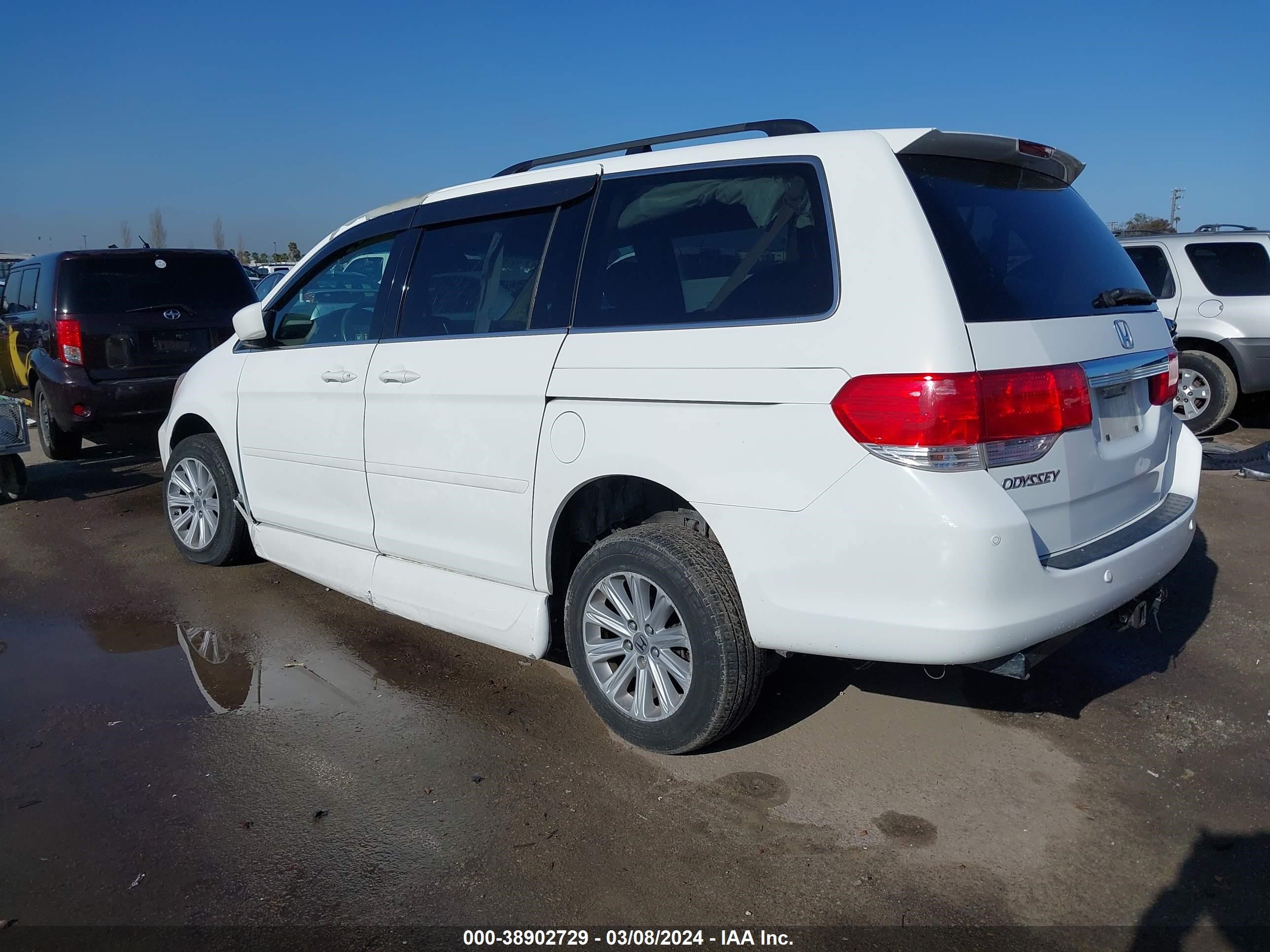 Photo 2 VIN: 5FNRL38828B002906 - HONDA ODYSSEY 