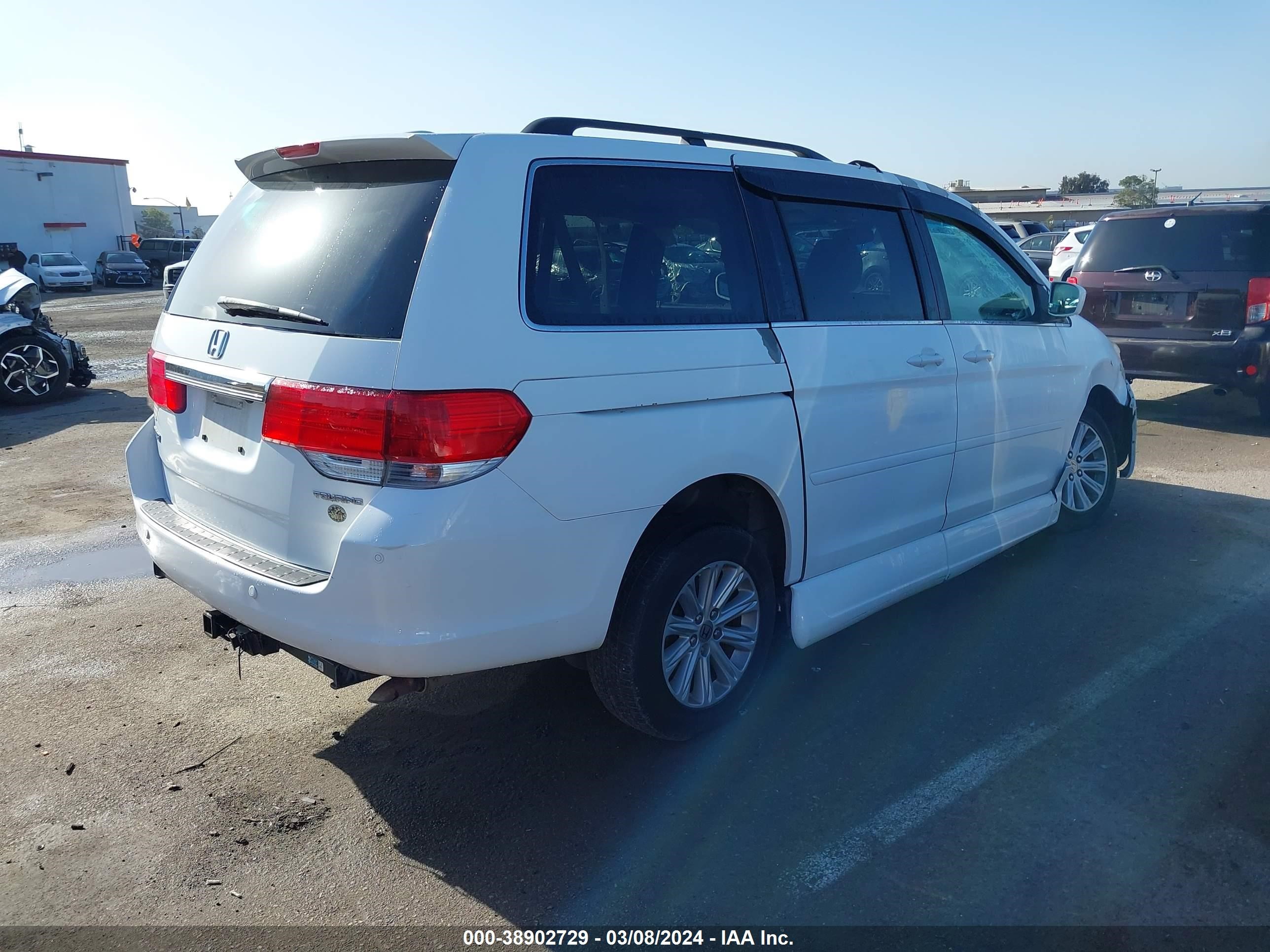 Photo 3 VIN: 5FNRL38828B002906 - HONDA ODYSSEY 