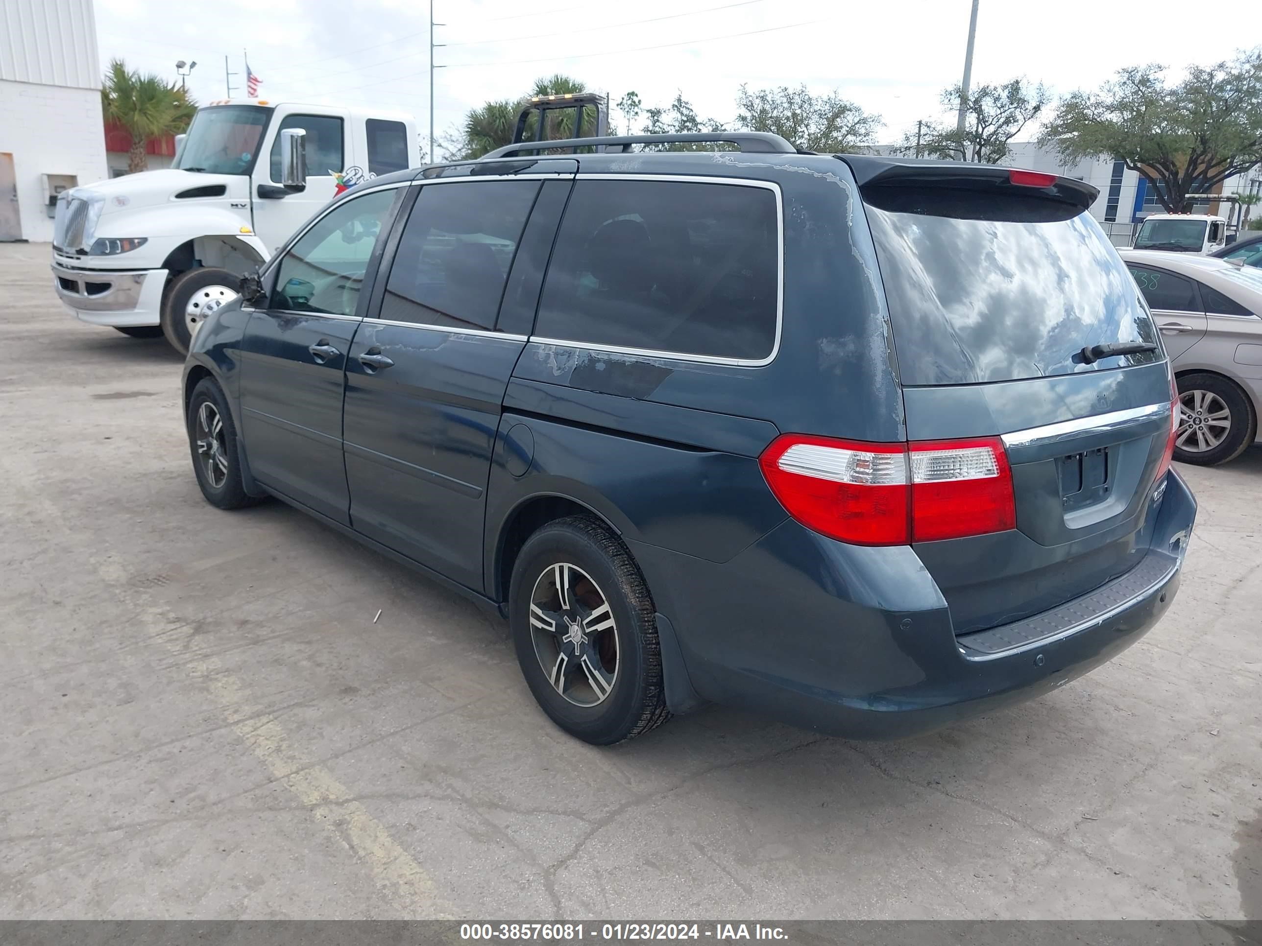 Photo 2 VIN: 5FNRL38895B046297 - HONDA ODYSSEY 