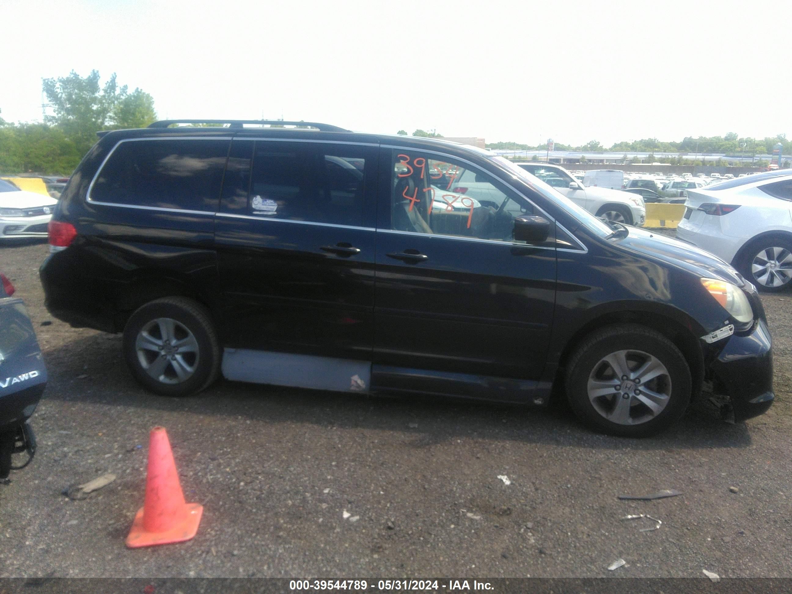 Photo 12 VIN: 5FNRL38918B046470 - HONDA ODYSSEY 