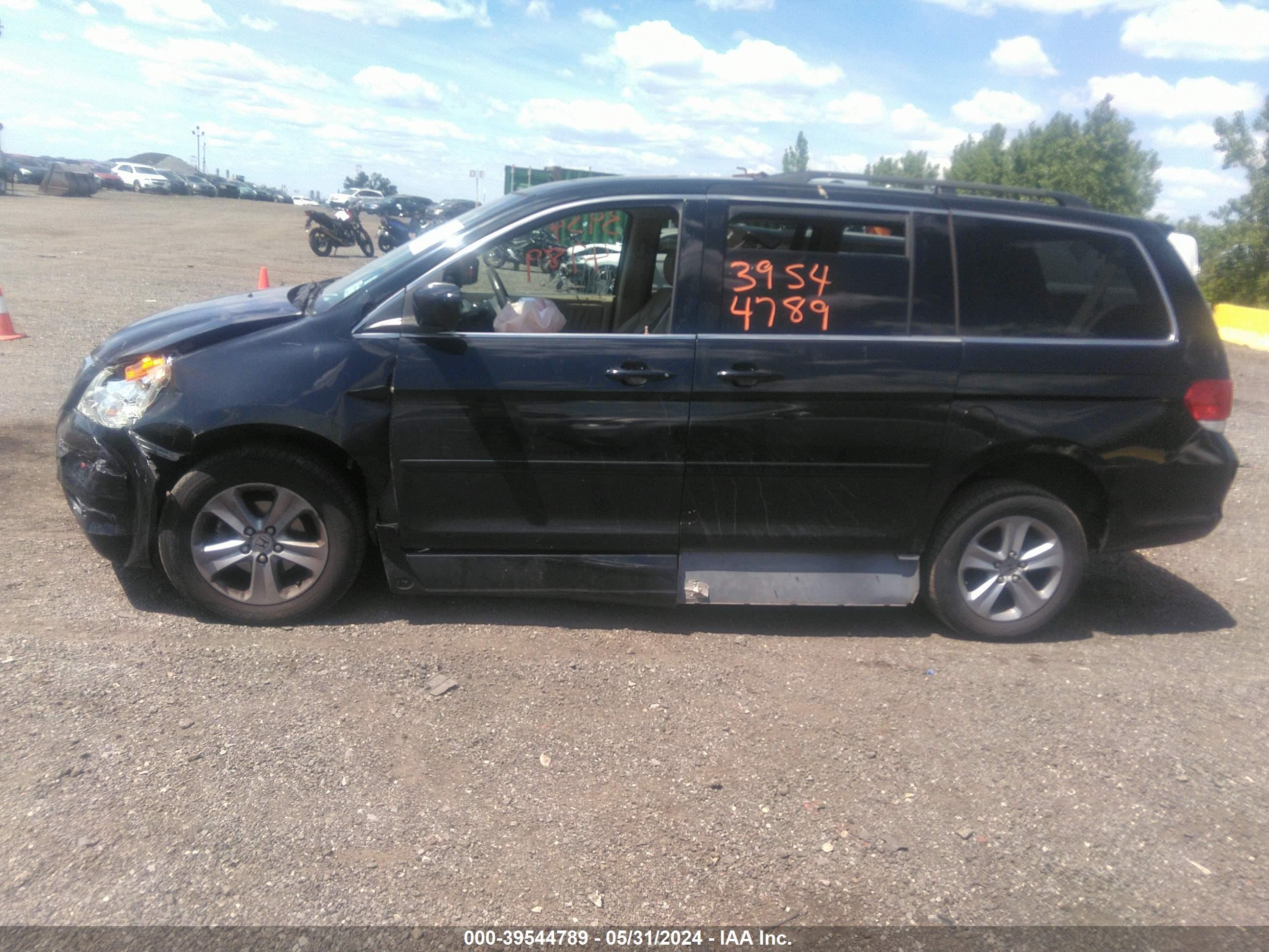 Photo 13 VIN: 5FNRL38918B046470 - HONDA ODYSSEY 