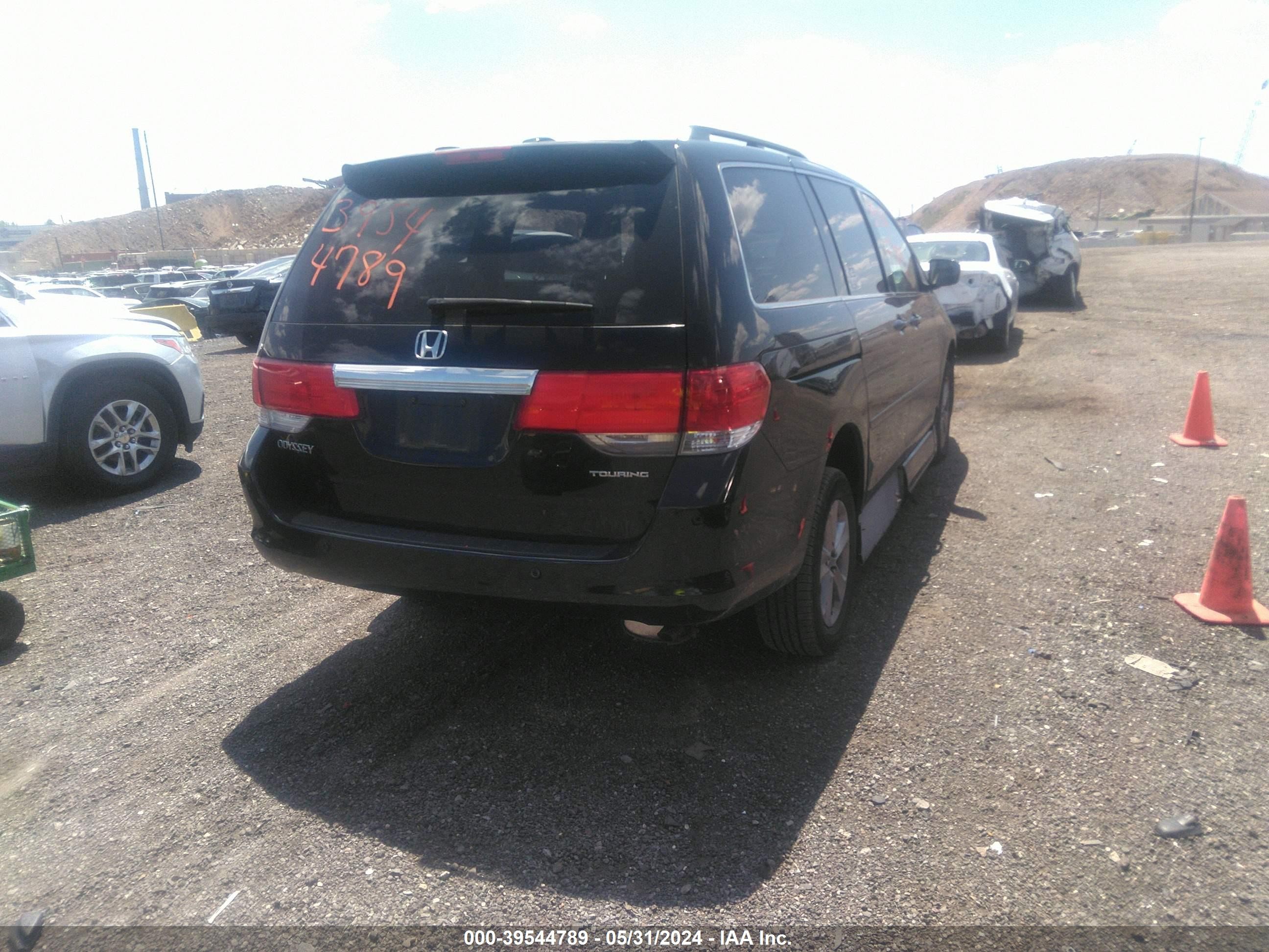 Photo 3 VIN: 5FNRL38918B046470 - HONDA ODYSSEY 