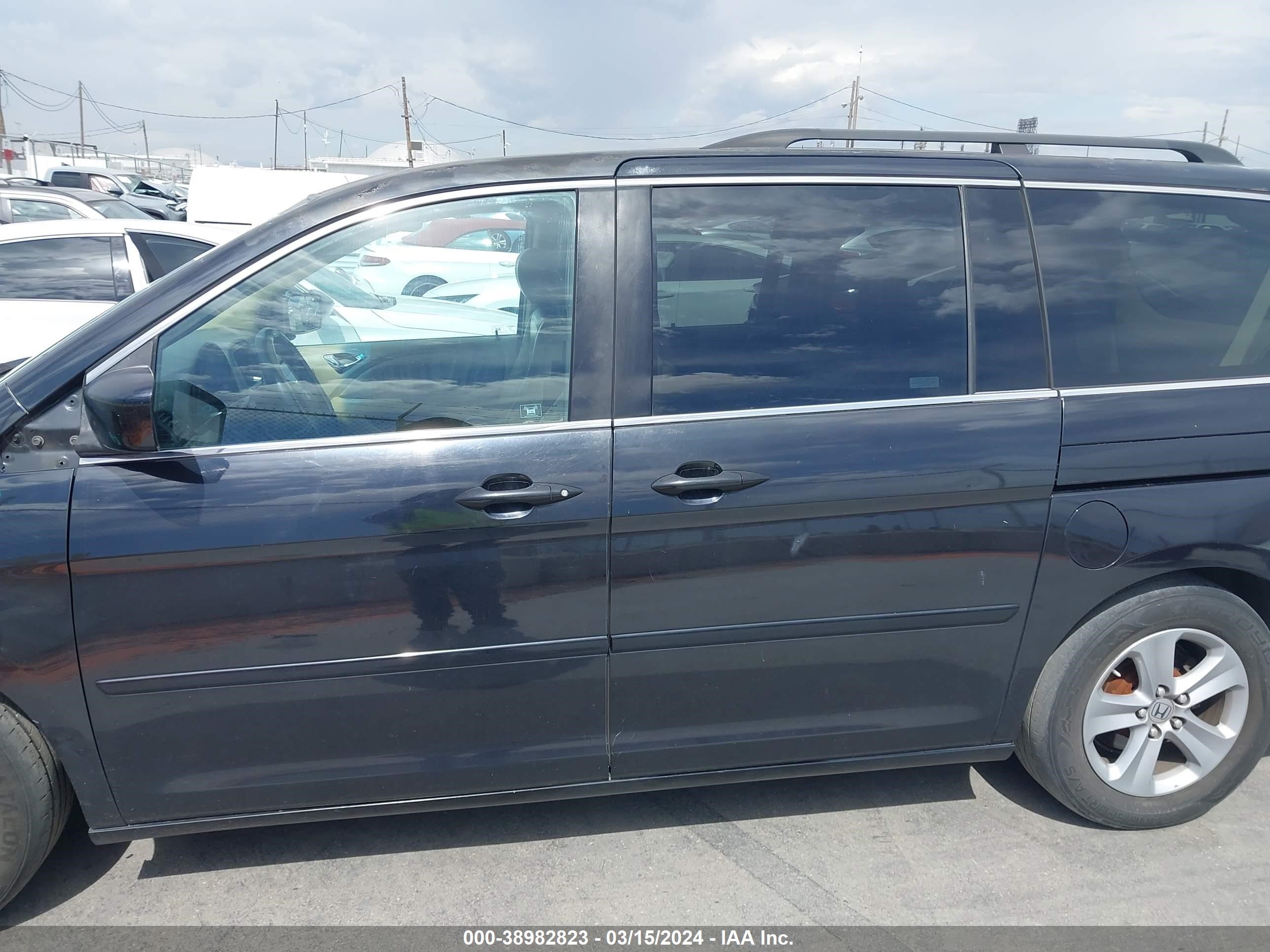 Photo 14 VIN: 5FNRL38968B035027 - HONDA ODYSSEY 