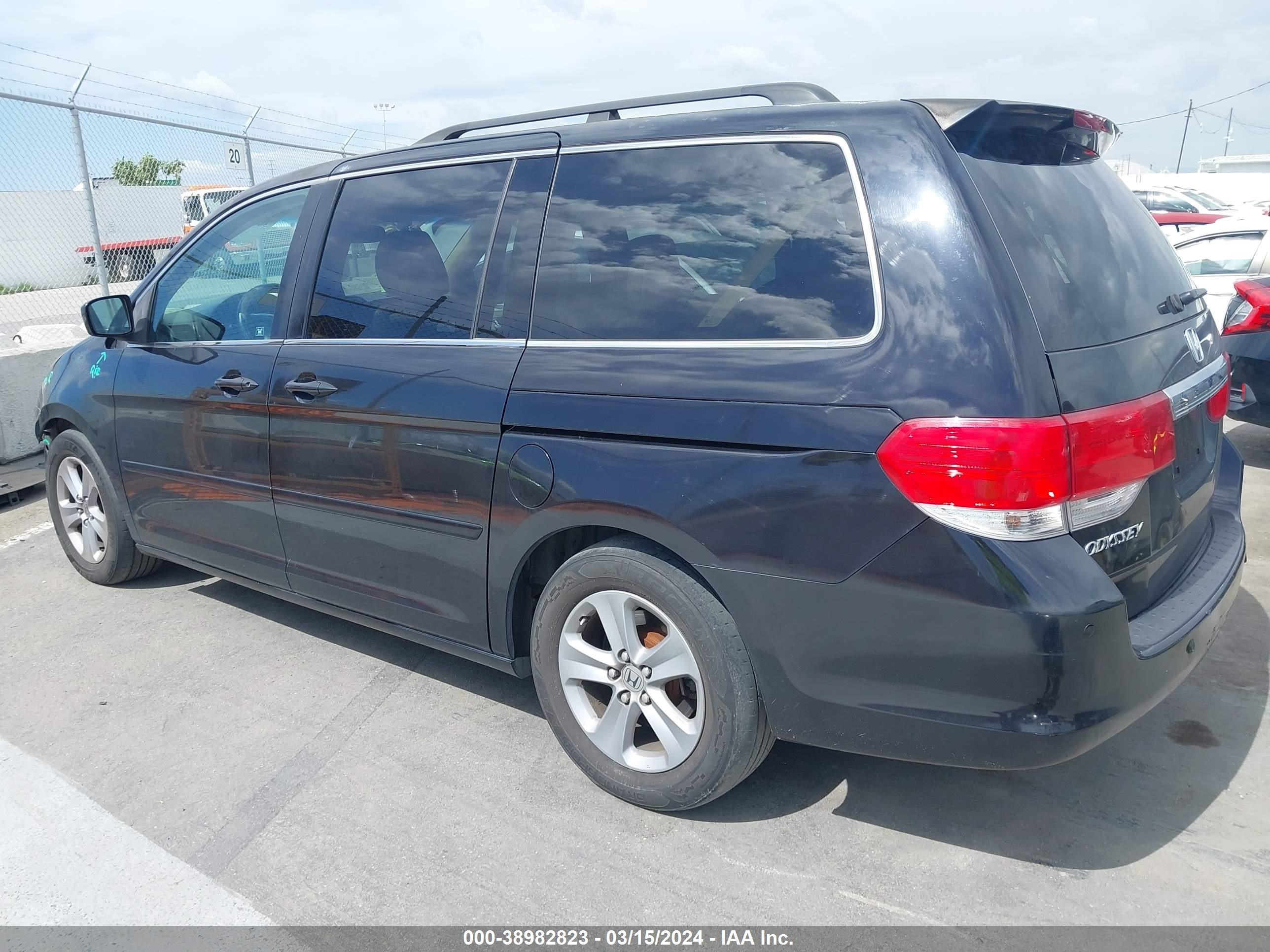 Photo 2 VIN: 5FNRL38968B035027 - HONDA ODYSSEY 