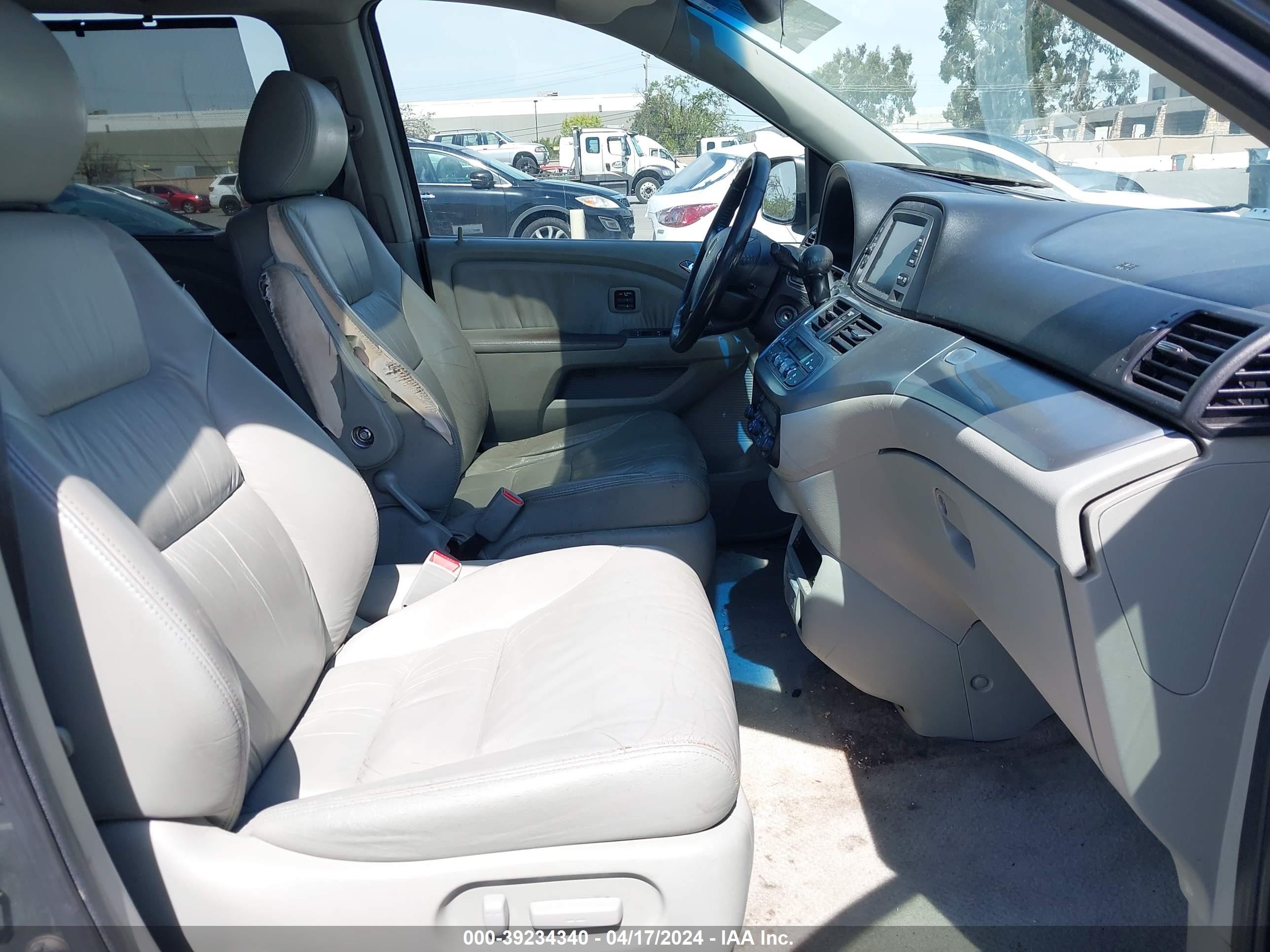 Photo 4 VIN: 5FNRL38988B059880 - HONDA ODYSSEY 