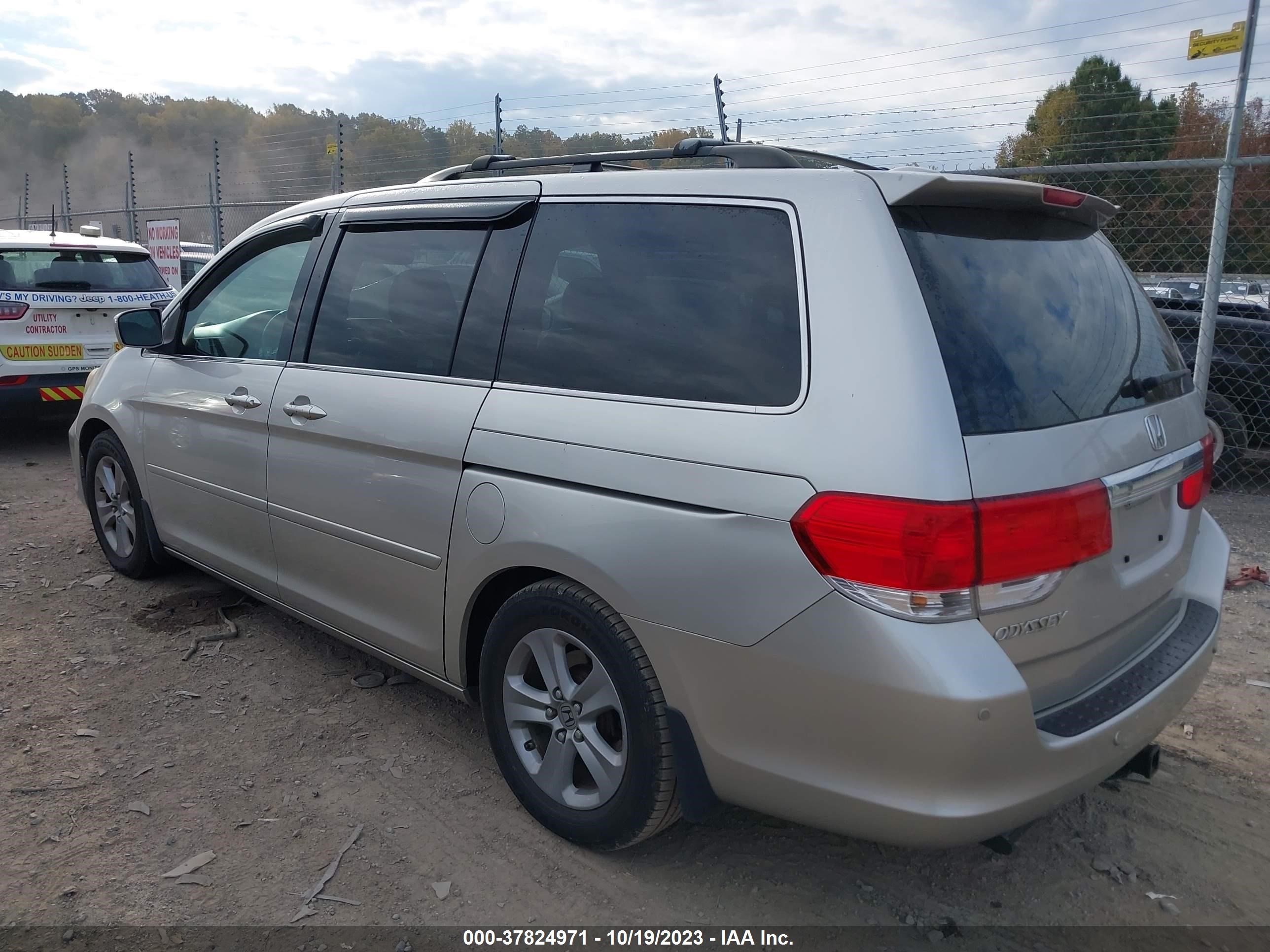 Photo 2 VIN: 5FNRL38998B016844 - HONDA ODYSSEY 