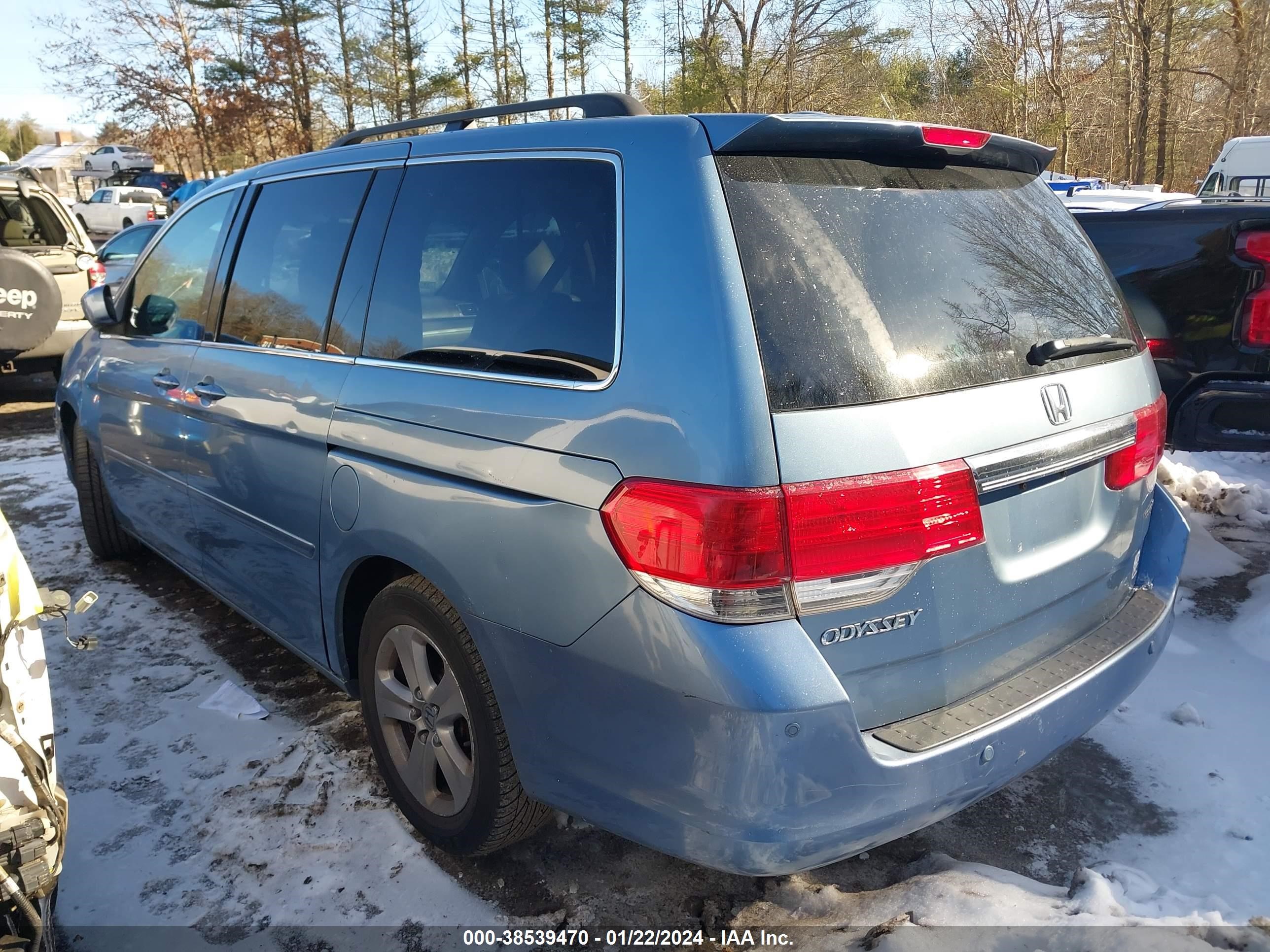 Photo 2 VIN: 5FNRL389X8B113387 - HONDA ODYSSEY 