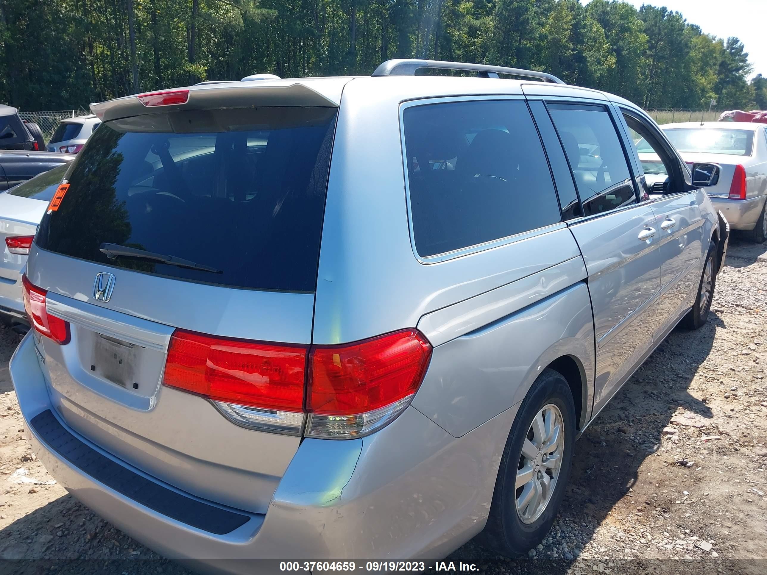 Photo 3 VIN: 5FNRL3H78AB057132 - HONDA ODYSSEY 