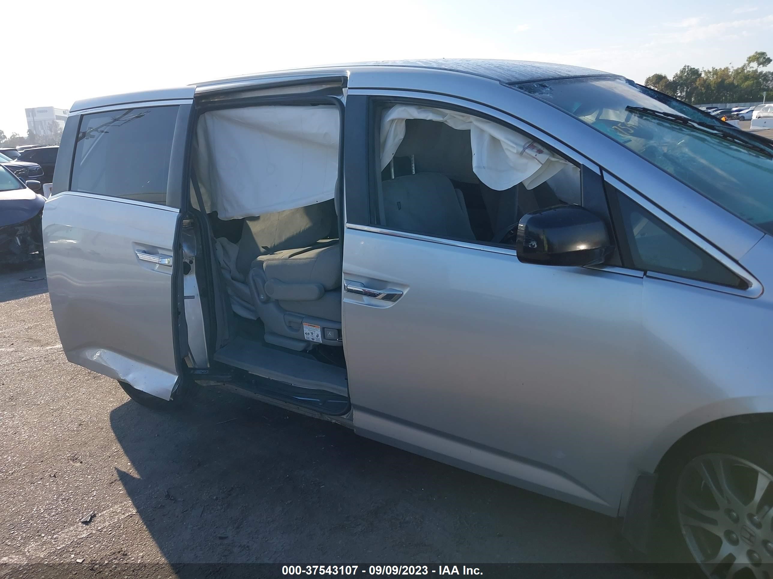 Photo 11 VIN: 5FNRL5H41BB033550 - HONDA ODYSSEY 