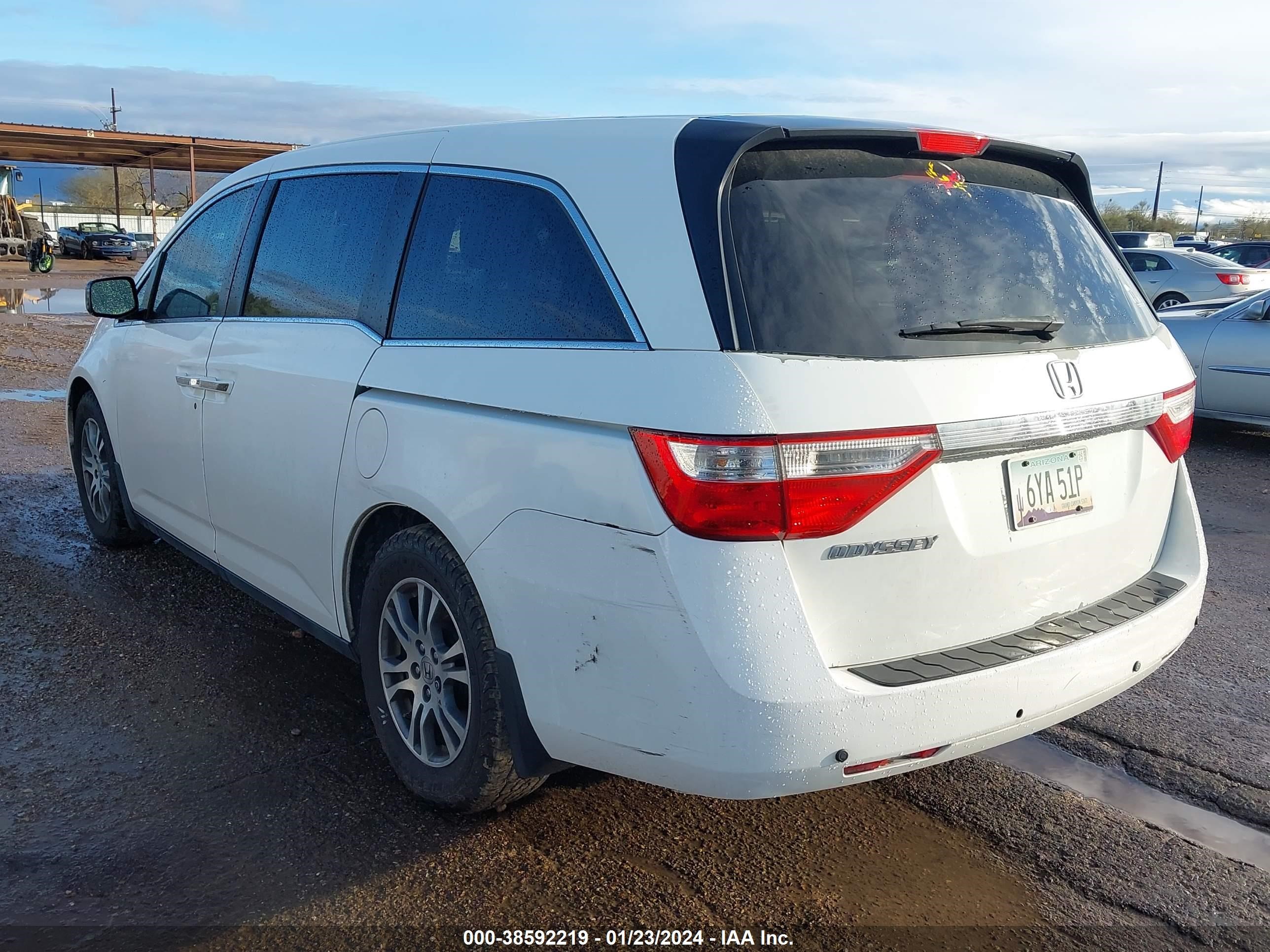 Photo 2 VIN: 5FNRL5H44BB064114 - HONDA ODYSSEY 