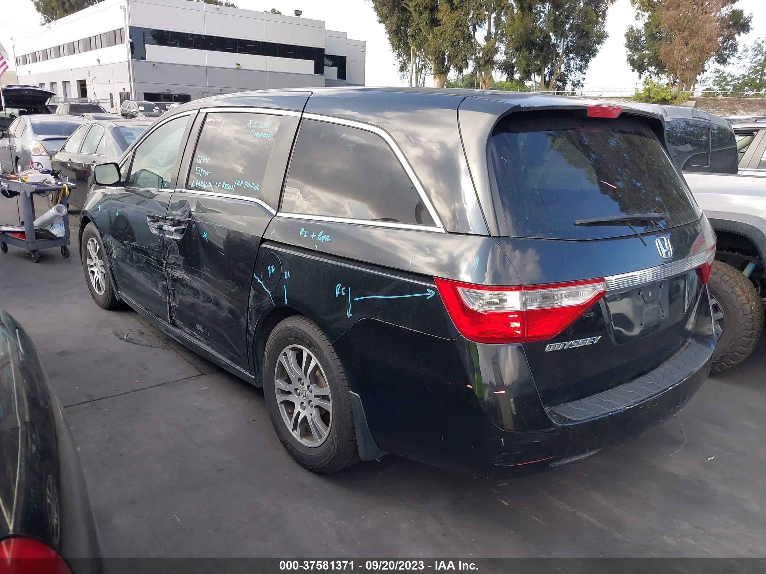 Photo 2 VIN: 5FNRL5H48BB085175 - HONDA ODYSSEY 