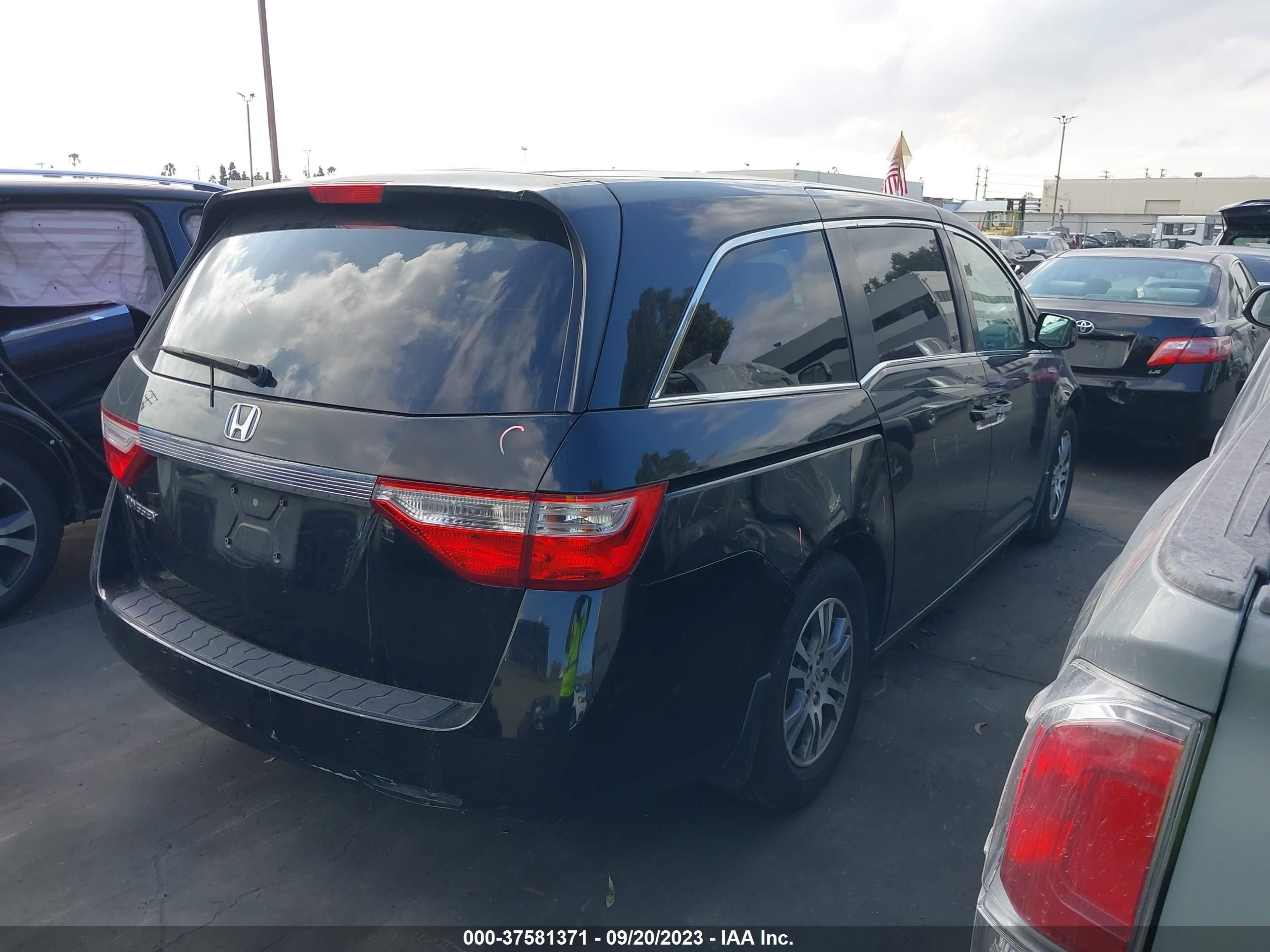 Photo 3 VIN: 5FNRL5H48BB085175 - HONDA ODYSSEY 