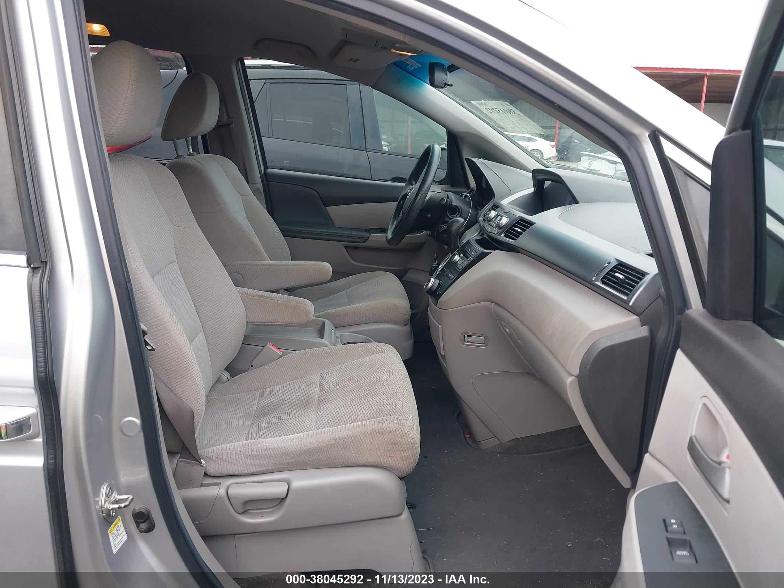 Photo 4 VIN: 5FNRL5H49CB068595 - HONDA ODYSSEY 