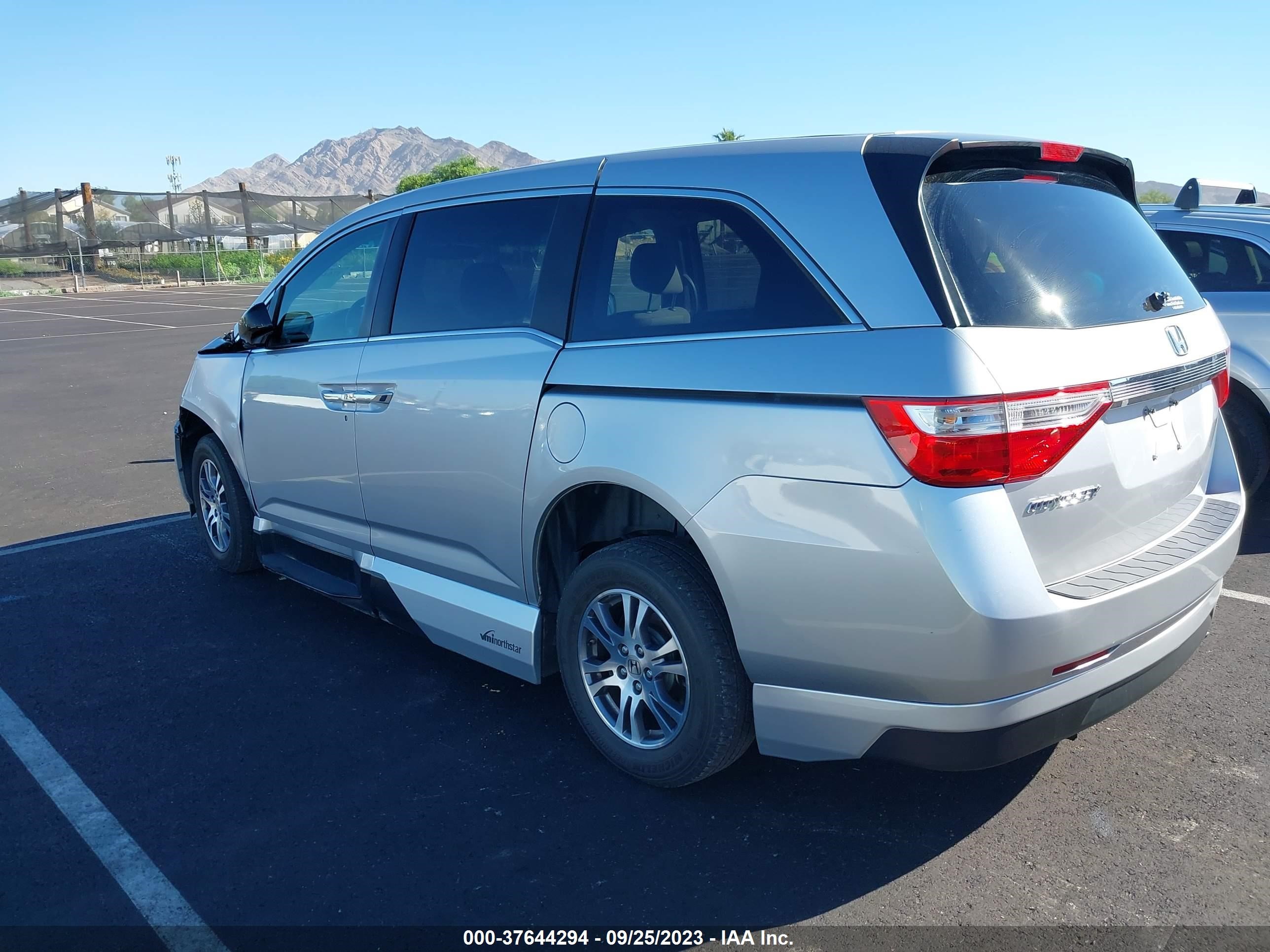 Photo 2 VIN: 5FNRL5H49CB105502 - HONDA ODYSSEY 