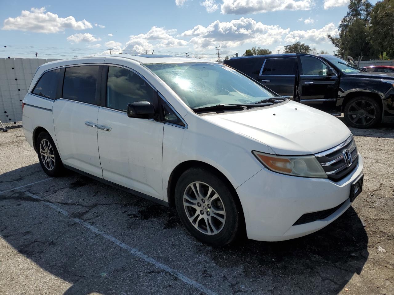 Photo 3 VIN: 5FNRL5H64BB064096 - HONDA ODYSSEY 