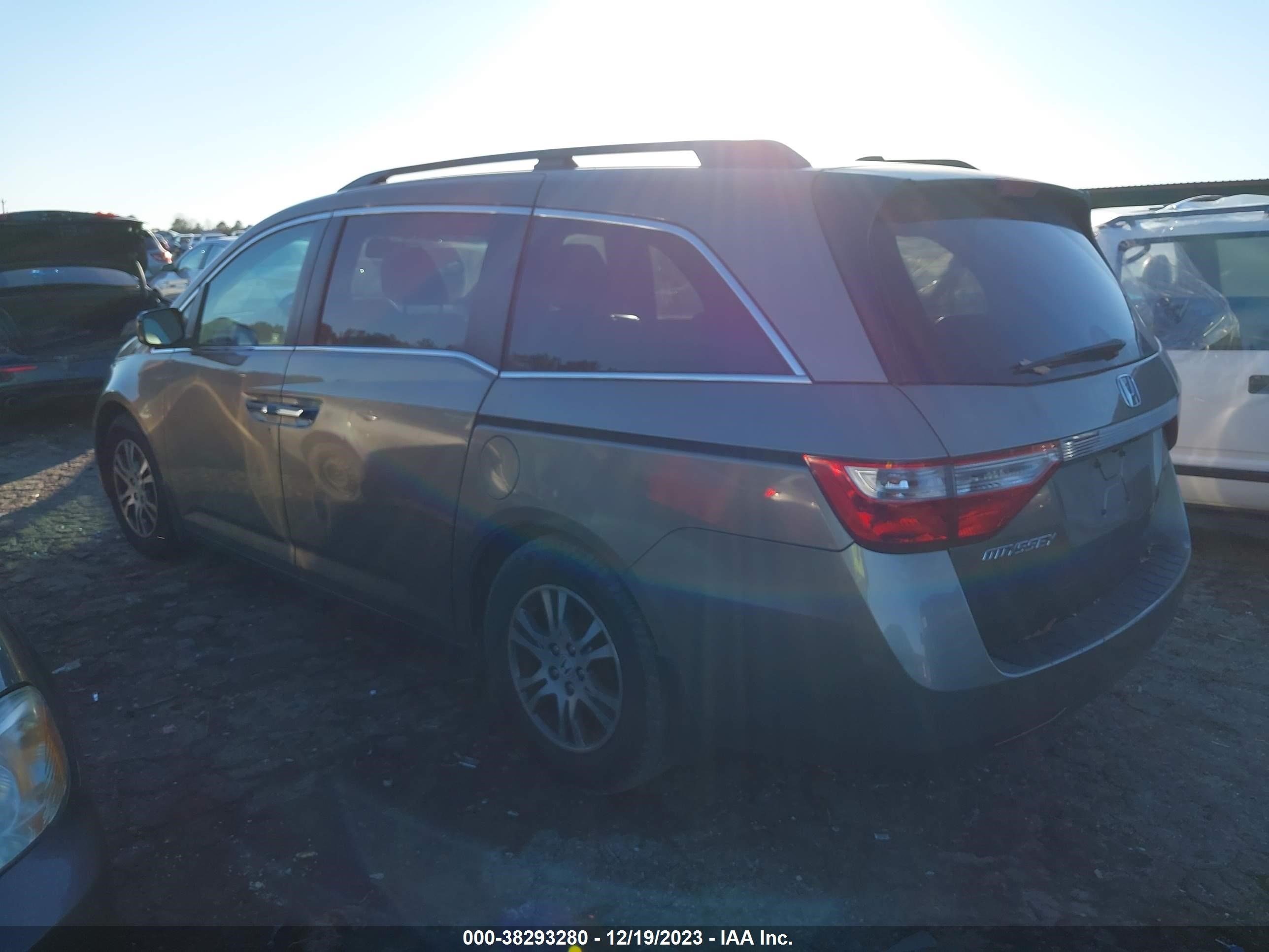 Photo 2 VIN: 5FNRL5H68CB058156 - HONDA ODYSSEY 