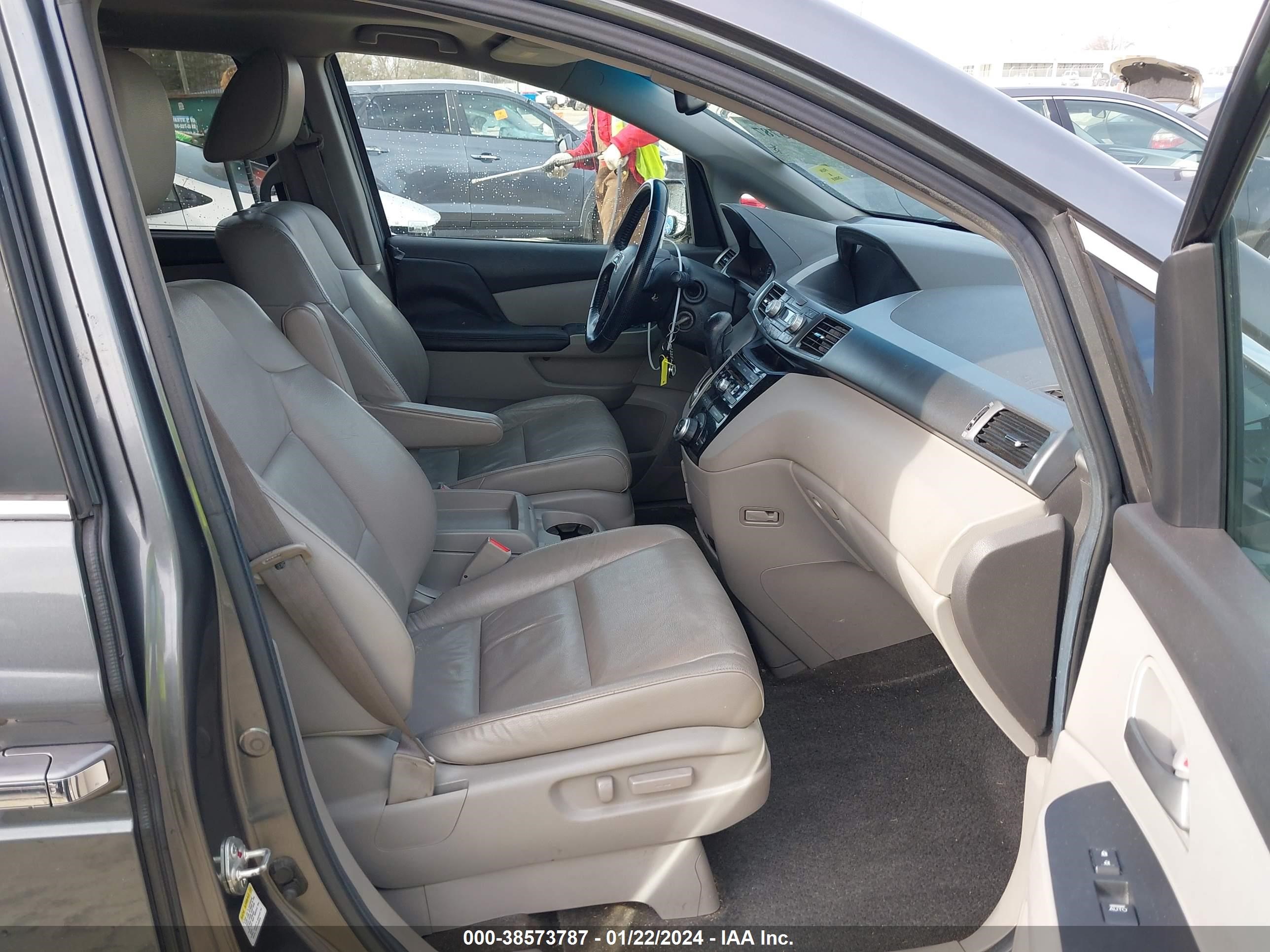 Photo 4 VIN: 5FNRL5H6XBB103175 - HONDA ODYSSEY 