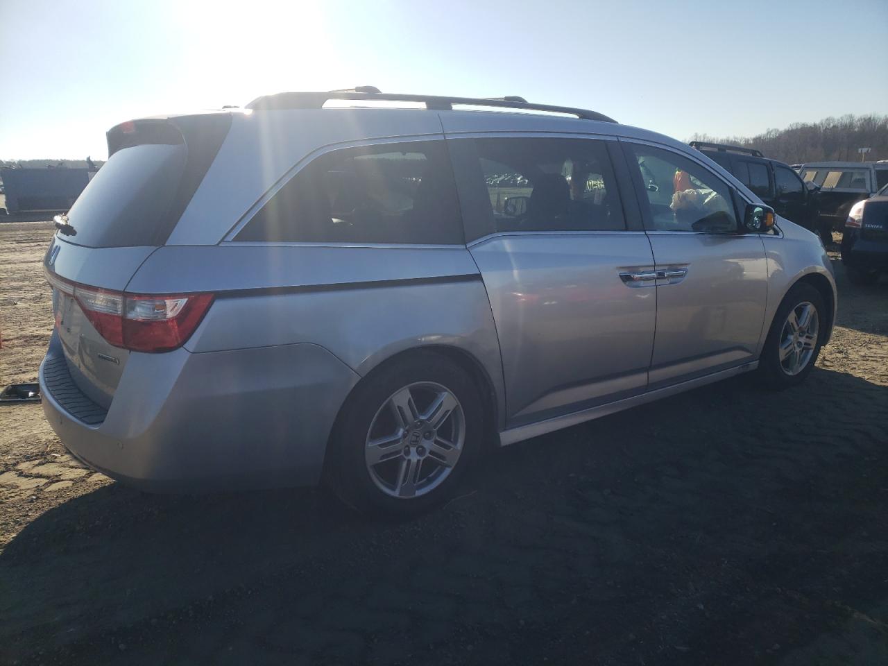 Photo 2 VIN: 5FNRL5H95BB049939 - HONDA ODYSSEY 