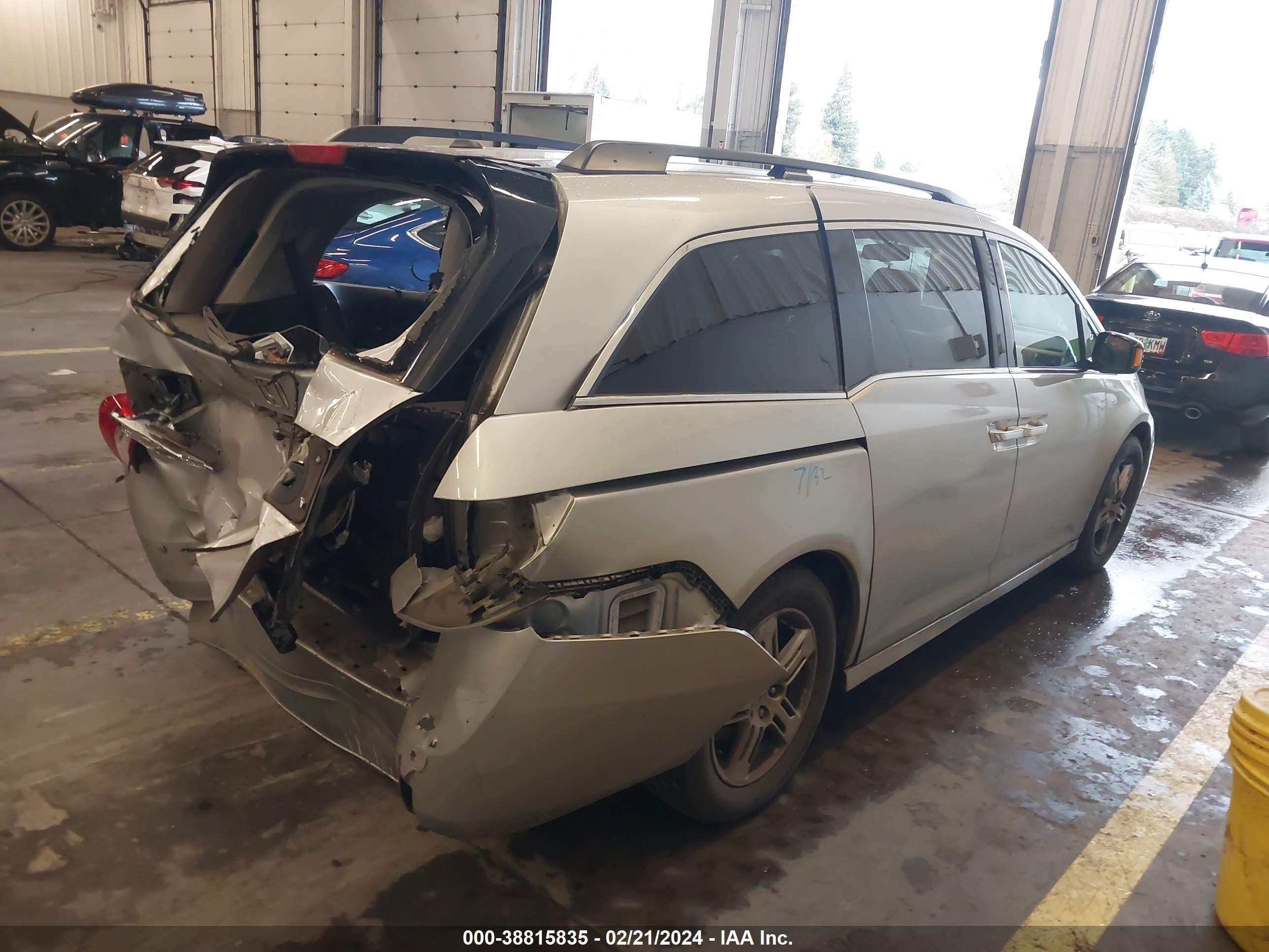 Photo 3 VIN: 5FNRL5H98DB064857 - HONDA ODYSSEY 