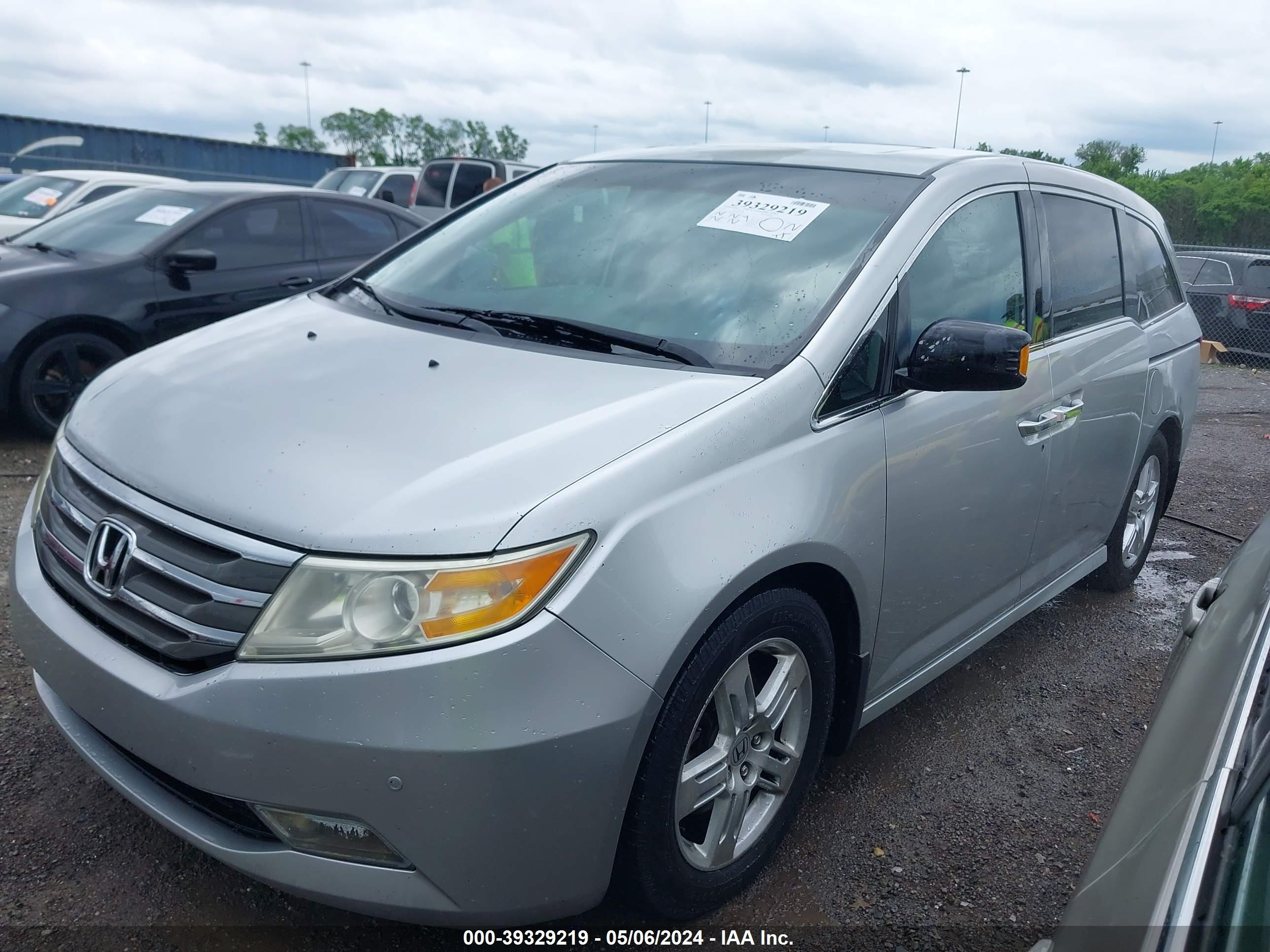 Photo 1 VIN: 5FNRL5H99BB095256 - HONDA ODYSSEY 