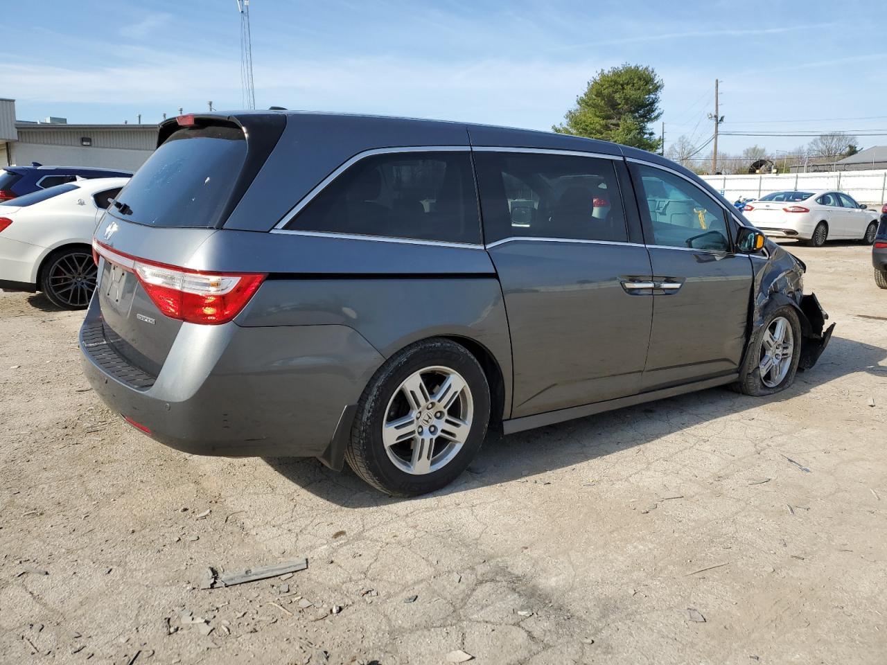 Photo 2 VIN: 5FNRL5H9XDB032007 - HONDA ODYSSEY 