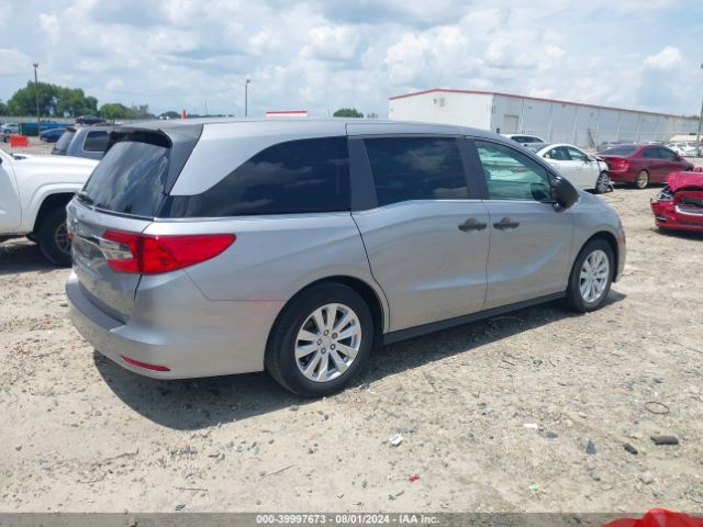 Photo 3 VIN: 5FNRL6H2XJB051421 - HONDA ODYSSEY 