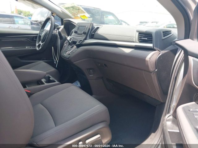 Photo 4 VIN: 5FNRL6H2XJB051421 - HONDA ODYSSEY 