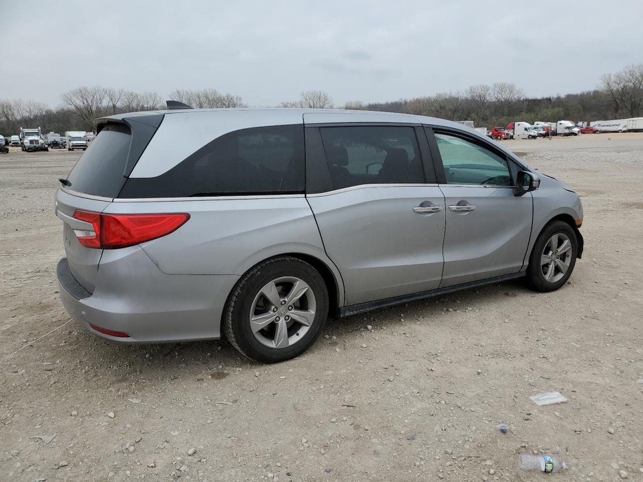 Photo 2 VIN: 5FNRL6H71JB092211 - HONDA ODYSSEY 