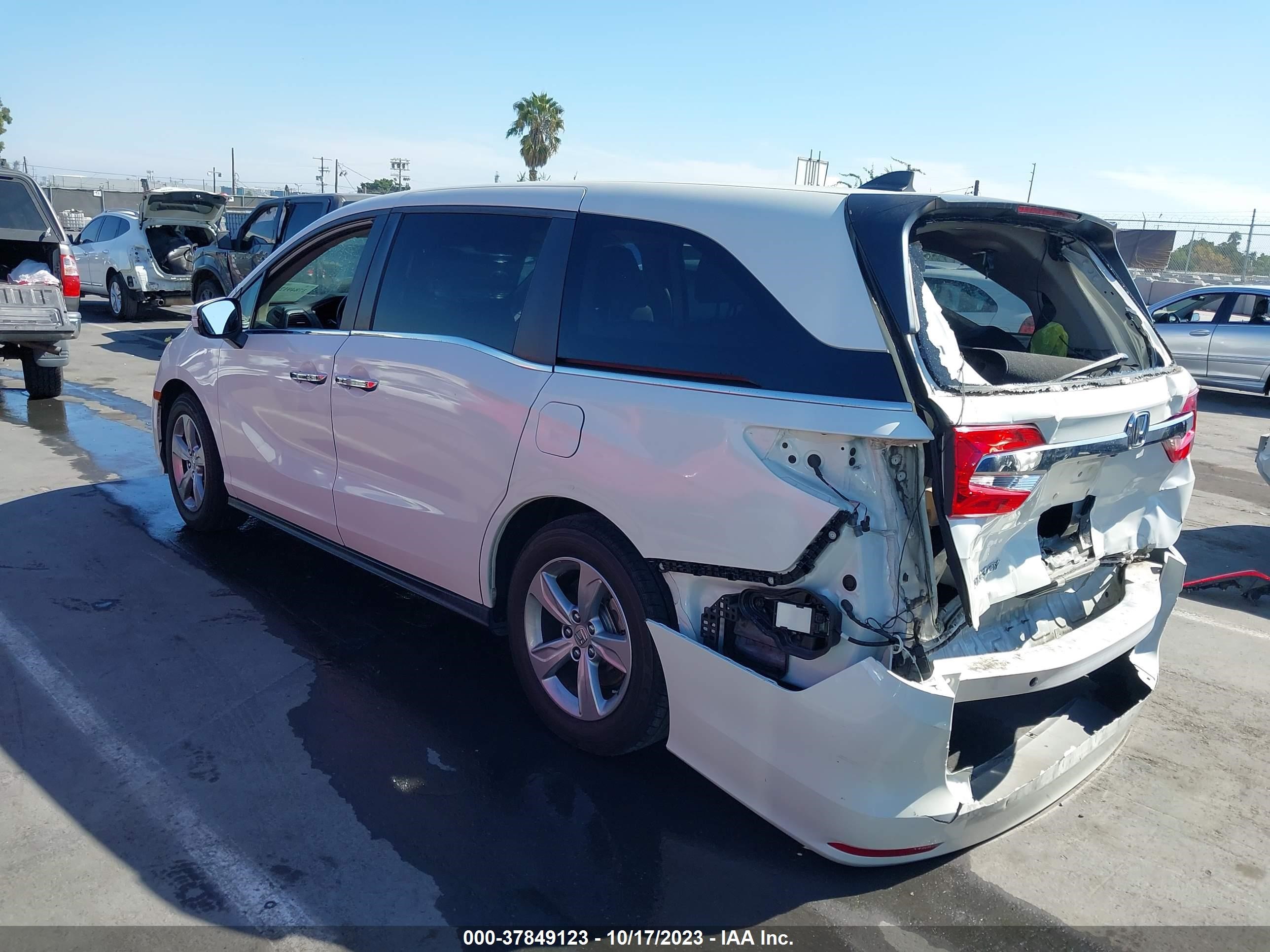 Photo 2 VIN: 5FNRL6H73JB096261 - HONDA ODYSSEY 