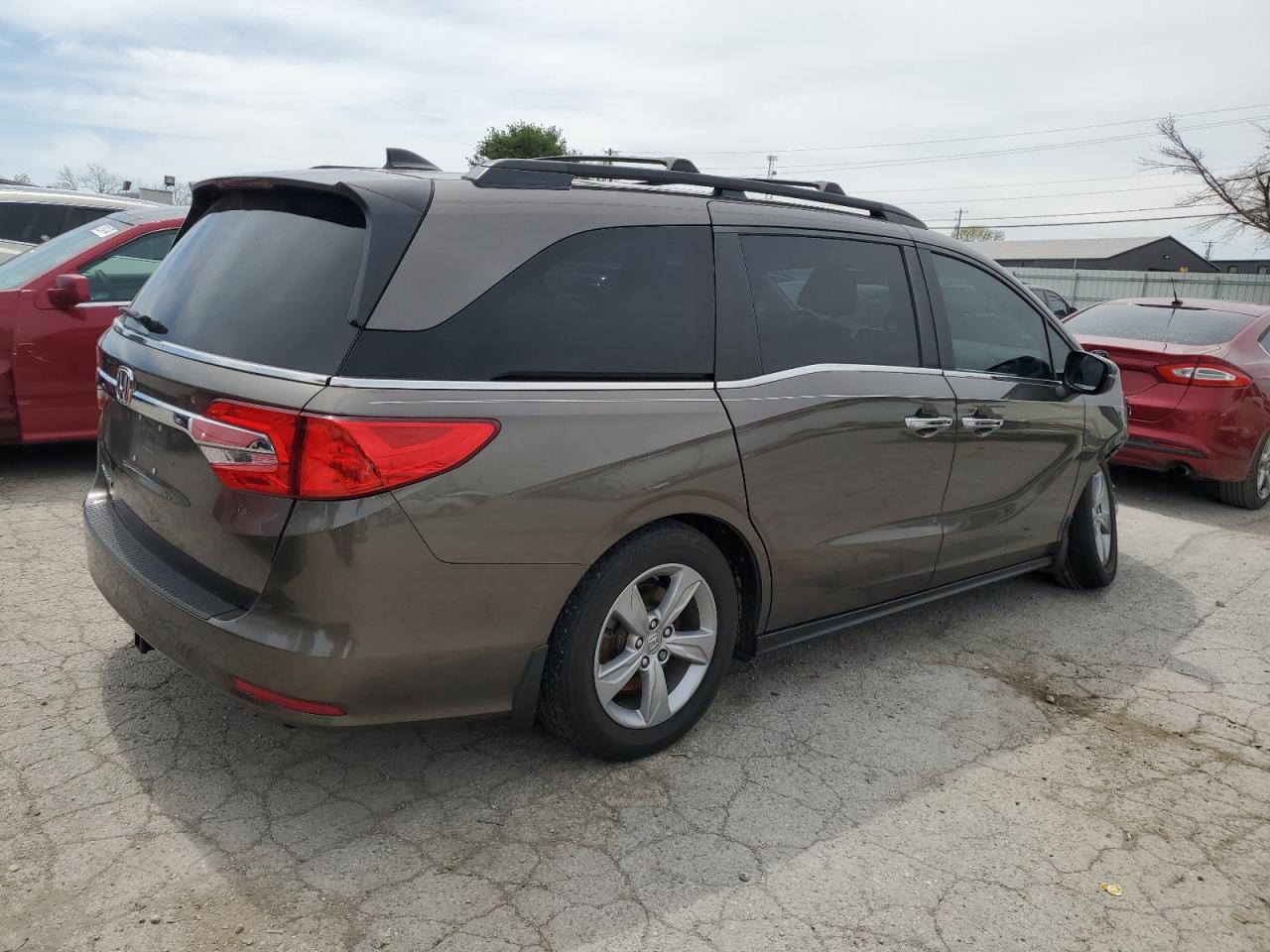 Photo 2 VIN: 5FNRL6H7XJB105831 - HONDA ODYSSEY 