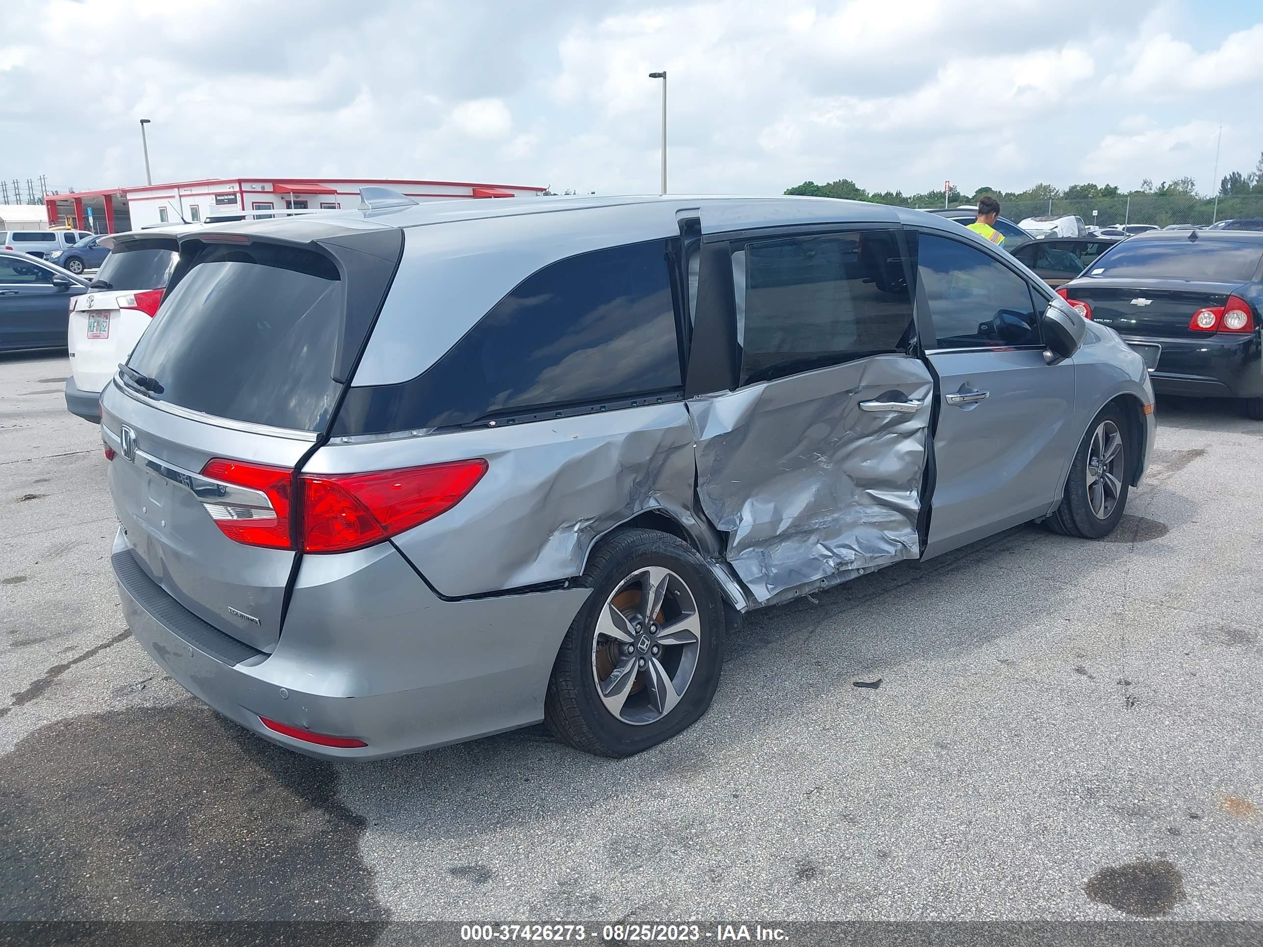 Photo 3 VIN: 5FNRL6H82JB077516 - HONDA ODYSSEY 