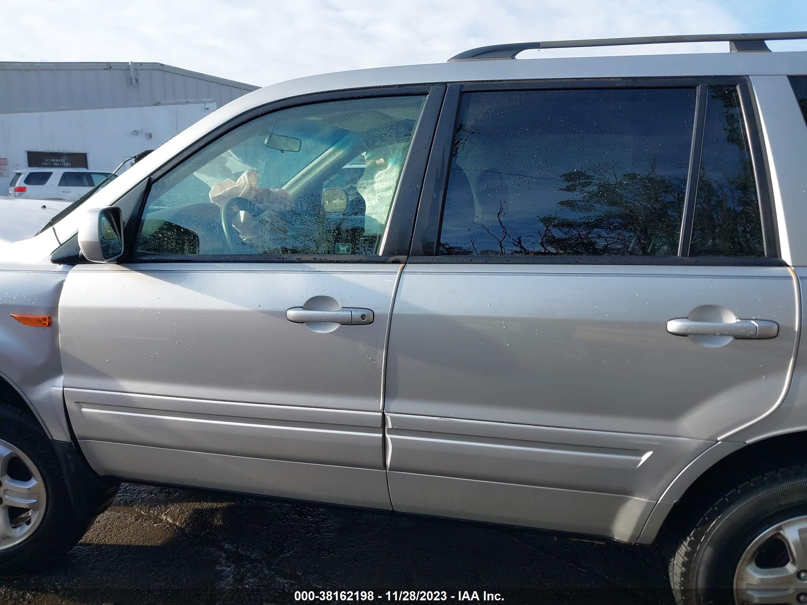 Photo 12 VIN: 5FNYF18268B014513 - HONDA PILOT 