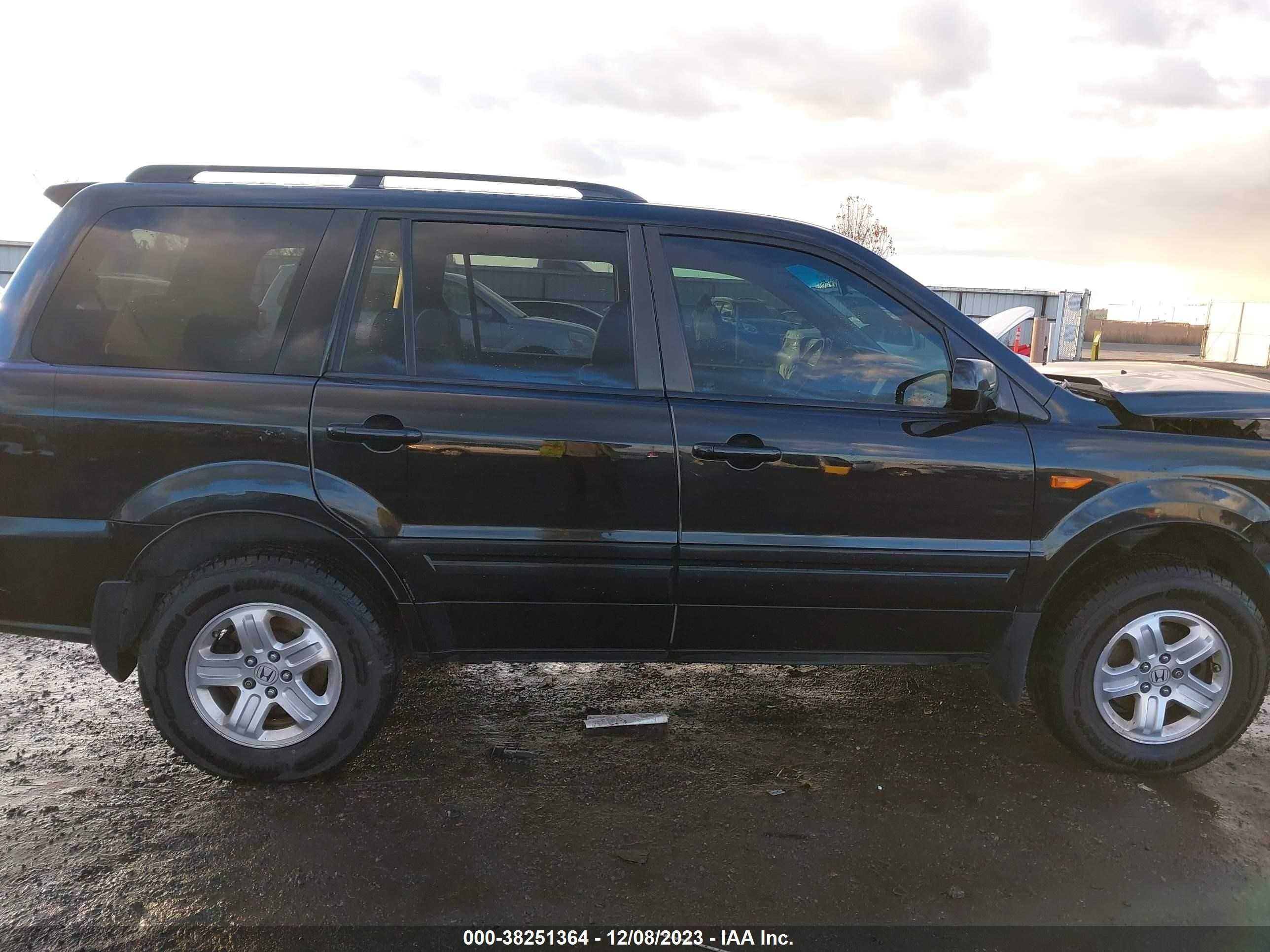 Photo 13 VIN: 5FNYF18268B044658 - HONDA PILOT 