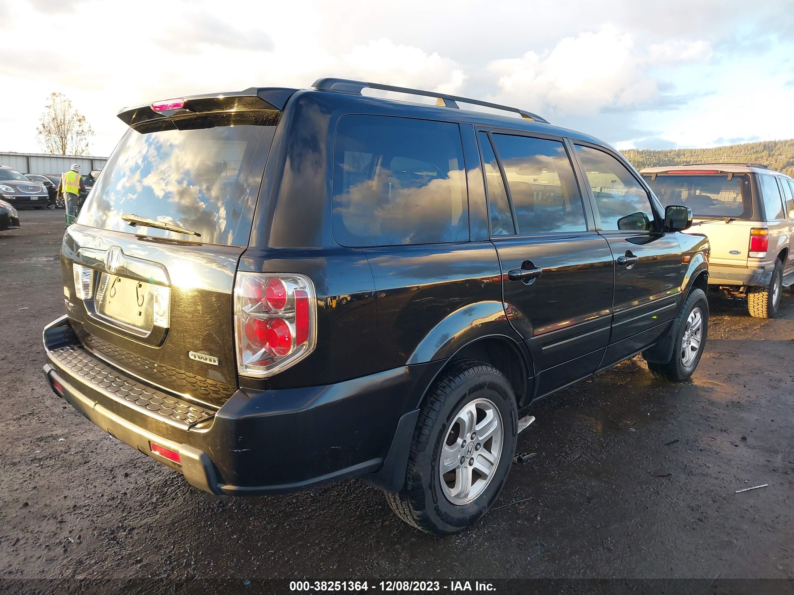 Photo 3 VIN: 5FNYF18268B044658 - HONDA PILOT 